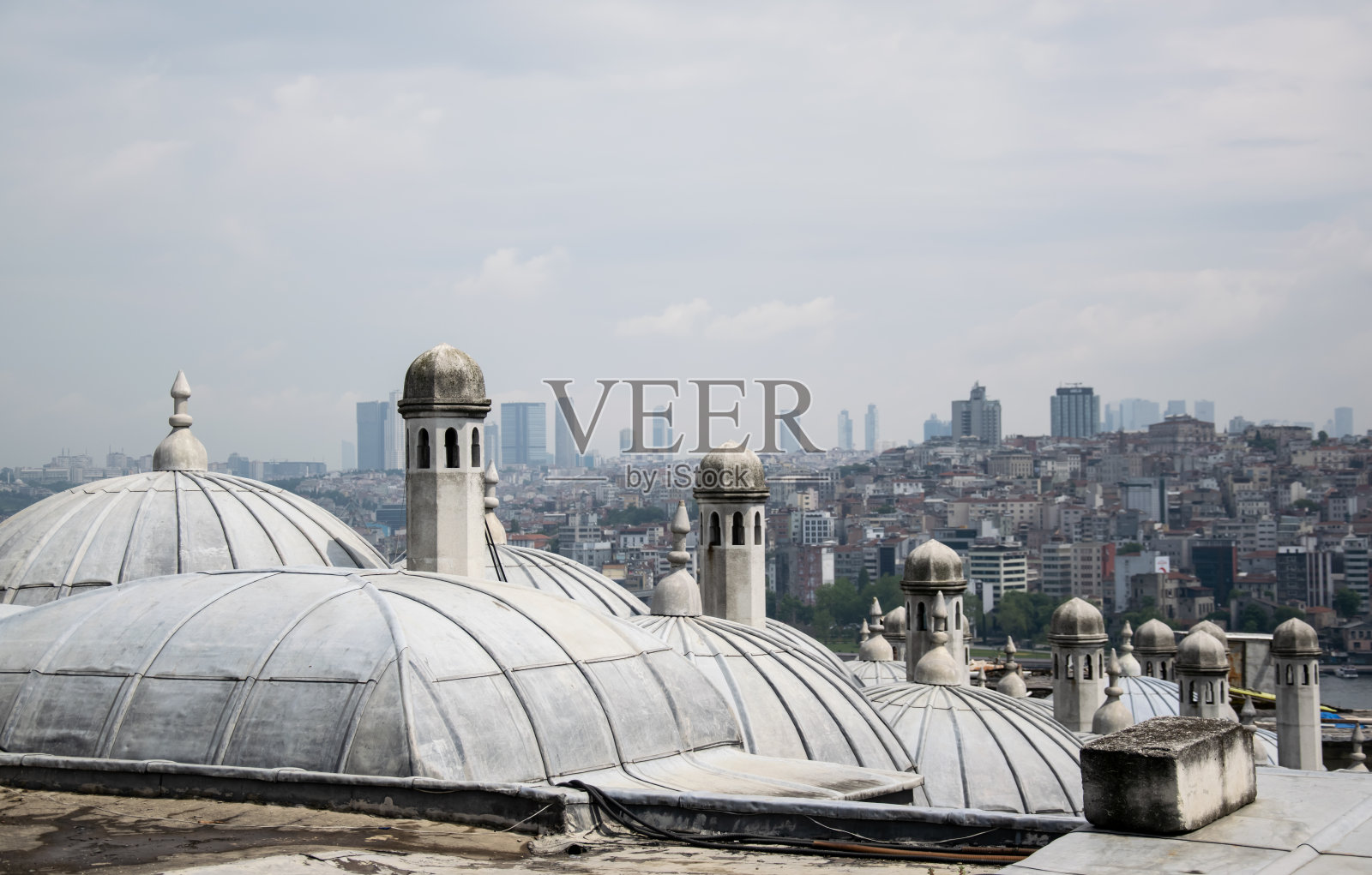 从土耳其伊斯坦布尔苏莱曼尼耶清真寺的庭院穿过伊斯兰学校的圆顶俯瞰博斯普鲁斯海峡照片摄影图片