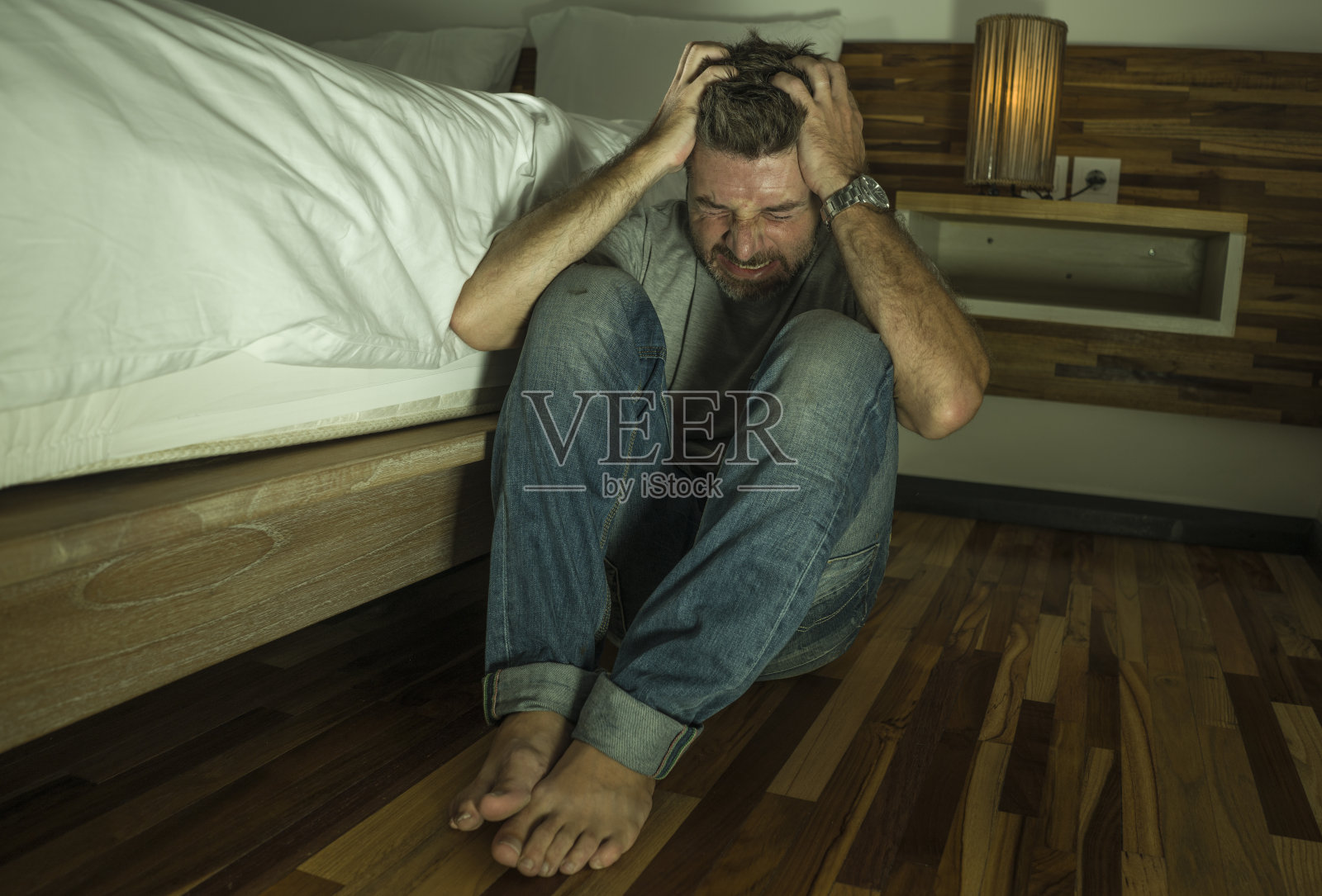 绝望孤独的年轻男人在家中哭泣照片摄影图片