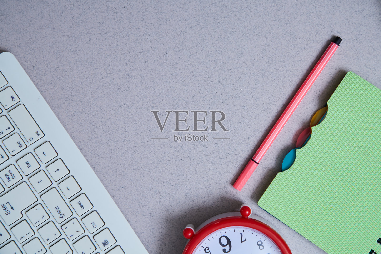 时间管理期限和进度概念:灰色背景下的时钟、笔记本和键盘。平躺照片摄影图片