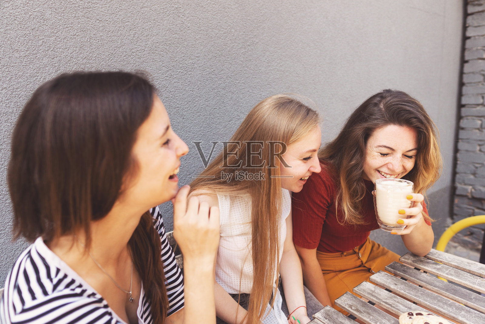 三个女性朋友有一个伟大的时间在咖啡馆照片摄影图片