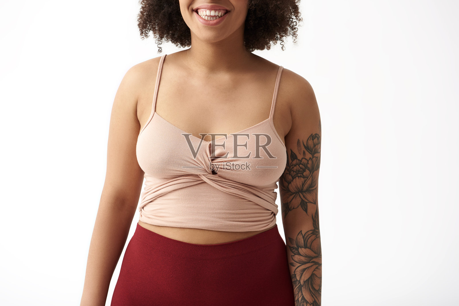 穿着细带子t恤的美国黑人妇女照片摄影图片