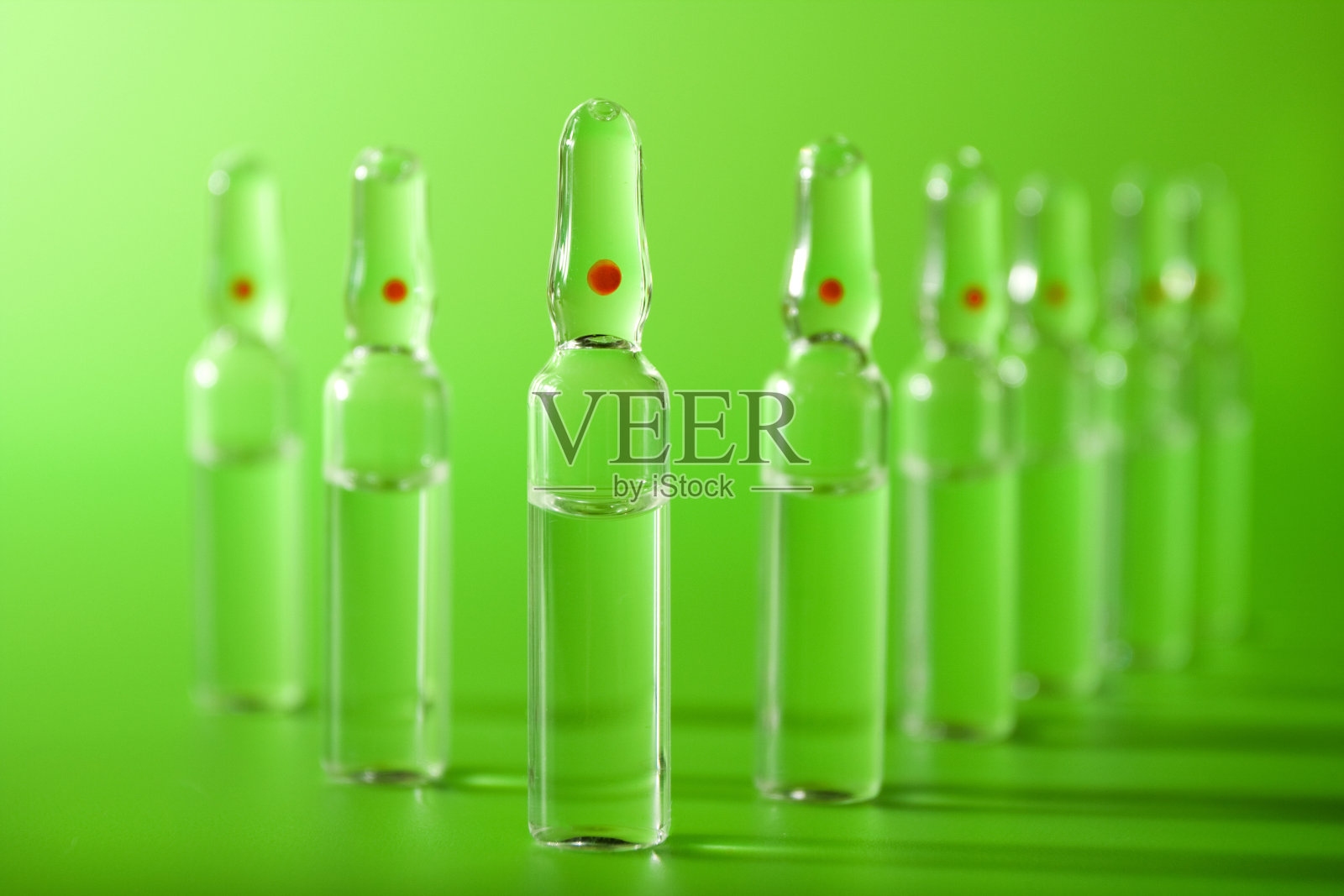 医用安瓿，绿色背景，选择性聚焦照片摄影图片