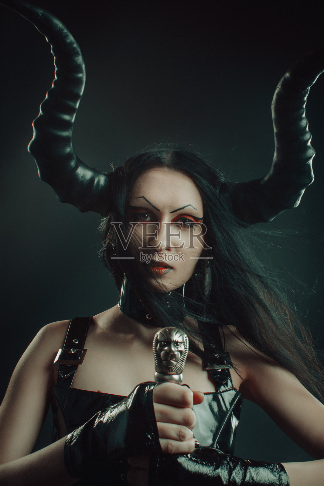 带着剑的长角恶魔女孩照片摄影图片