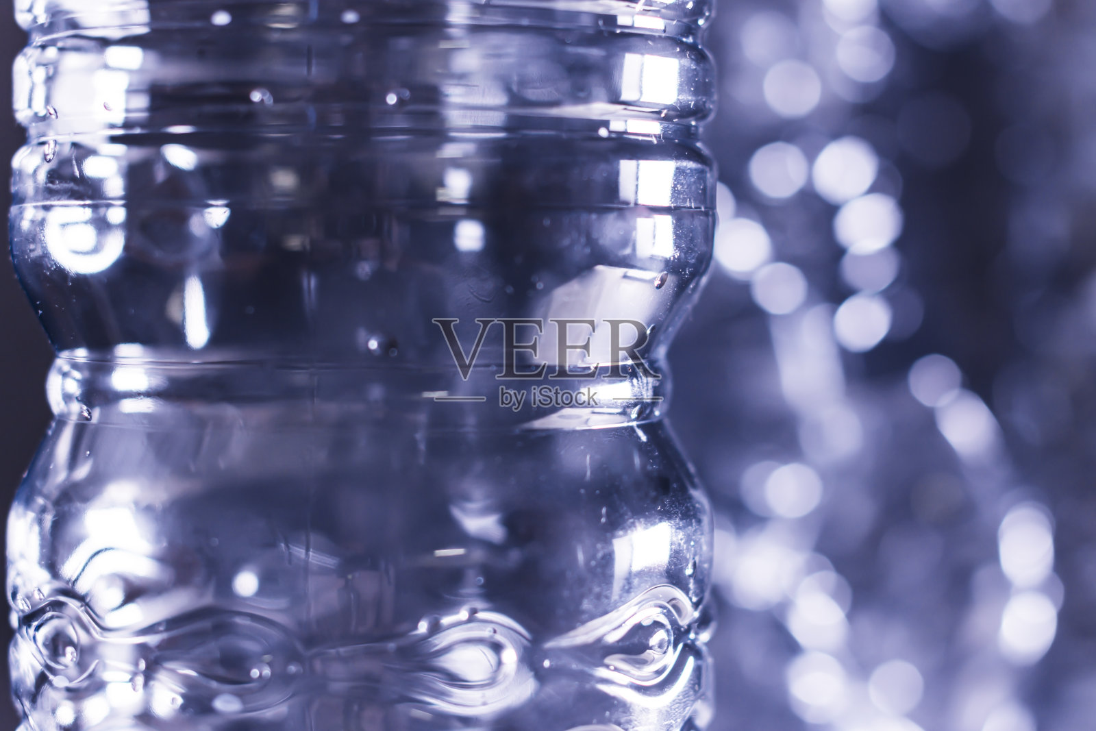 散焦背景上的塑料瓶照片摄影图片