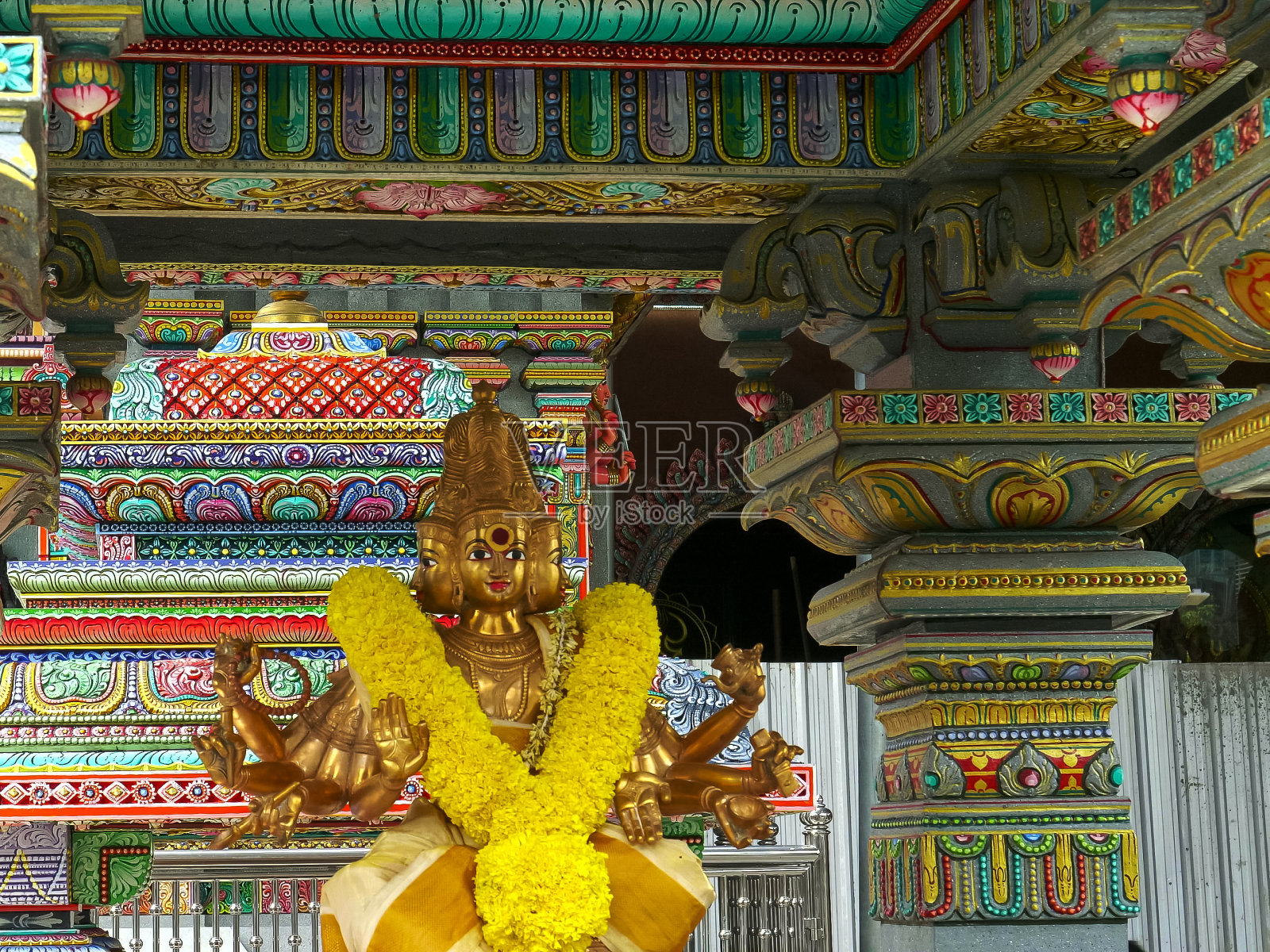 戴着金盏花花环的印度教神，位于曼谷的sri maha mariamman神庙照片摄影图片