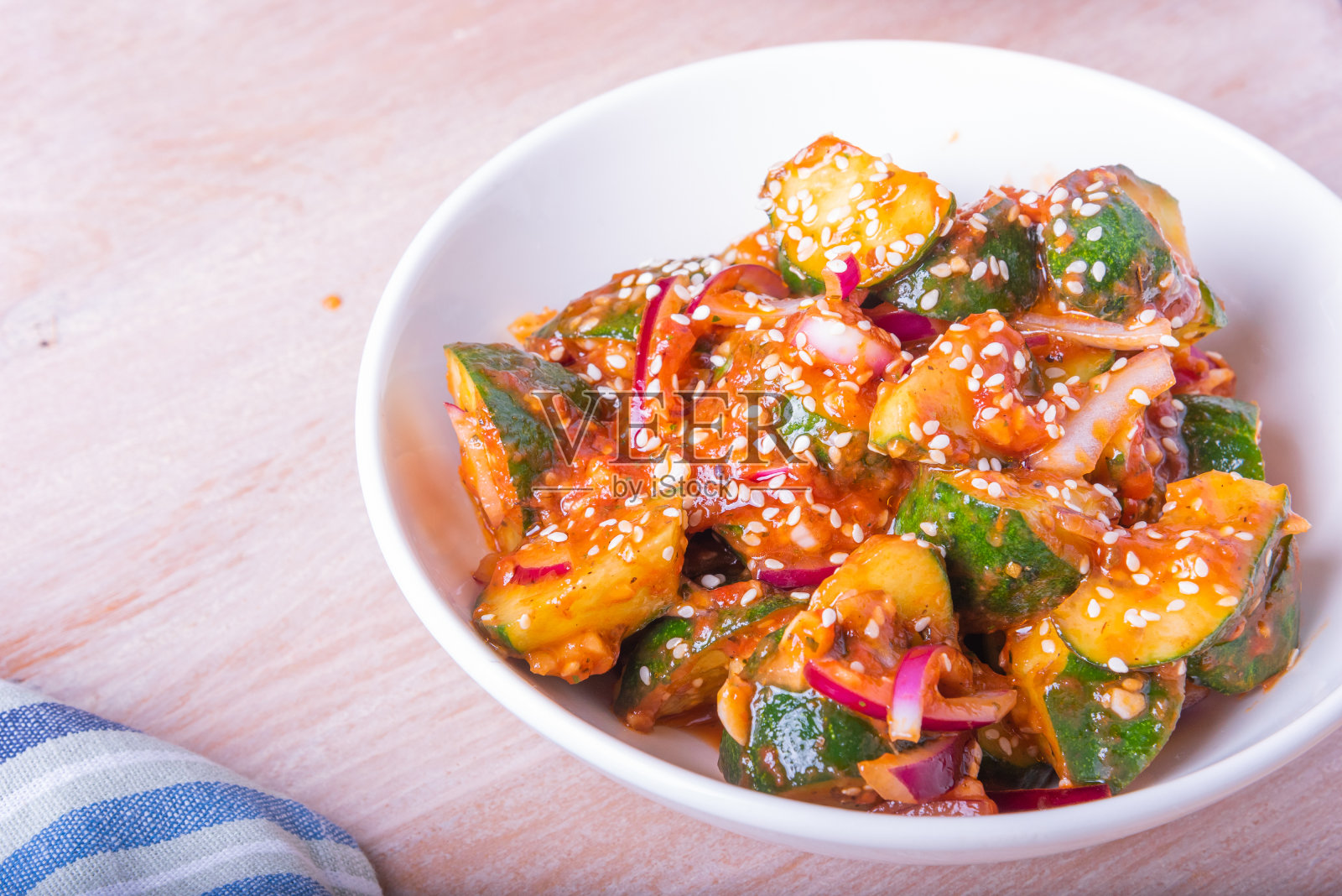 芝麻韩式辣拌黄瓜照片摄影图片