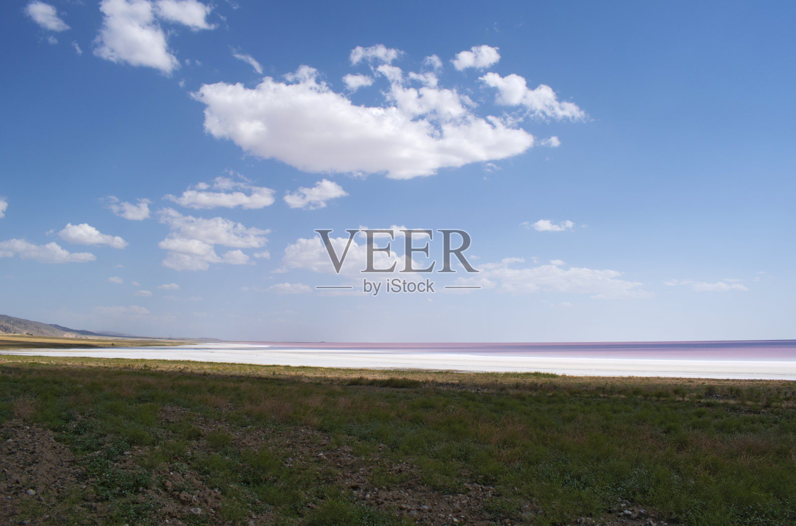 土耳其安纳托利亚中部地区:图兹湖鸟瞰图，图兹格鲁湖，粉红色和红色的水的盐湖，土耳其第二大湖和世界上最大的高盐湖之一照片摄影图片