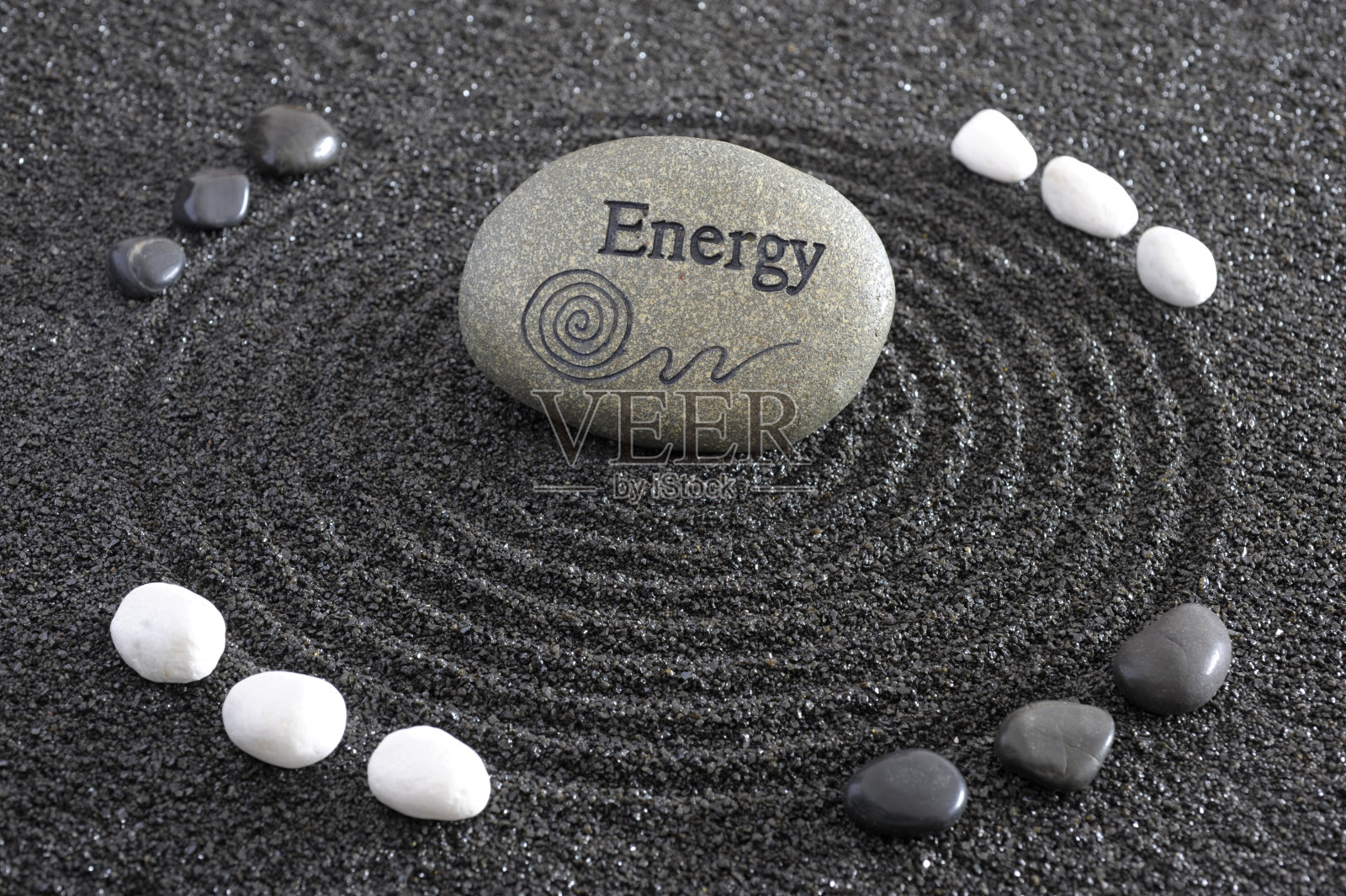 日本禅宗花园在黑色的沙子照片摄影图片