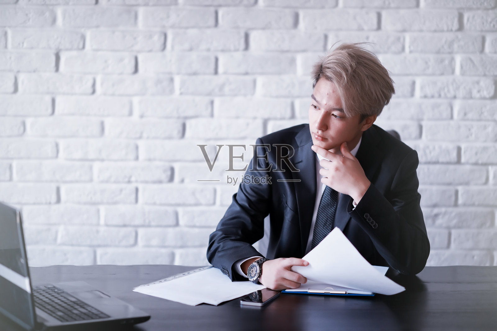 年轻的亚洲商人穿着白衬衫打着领带照片摄影图片