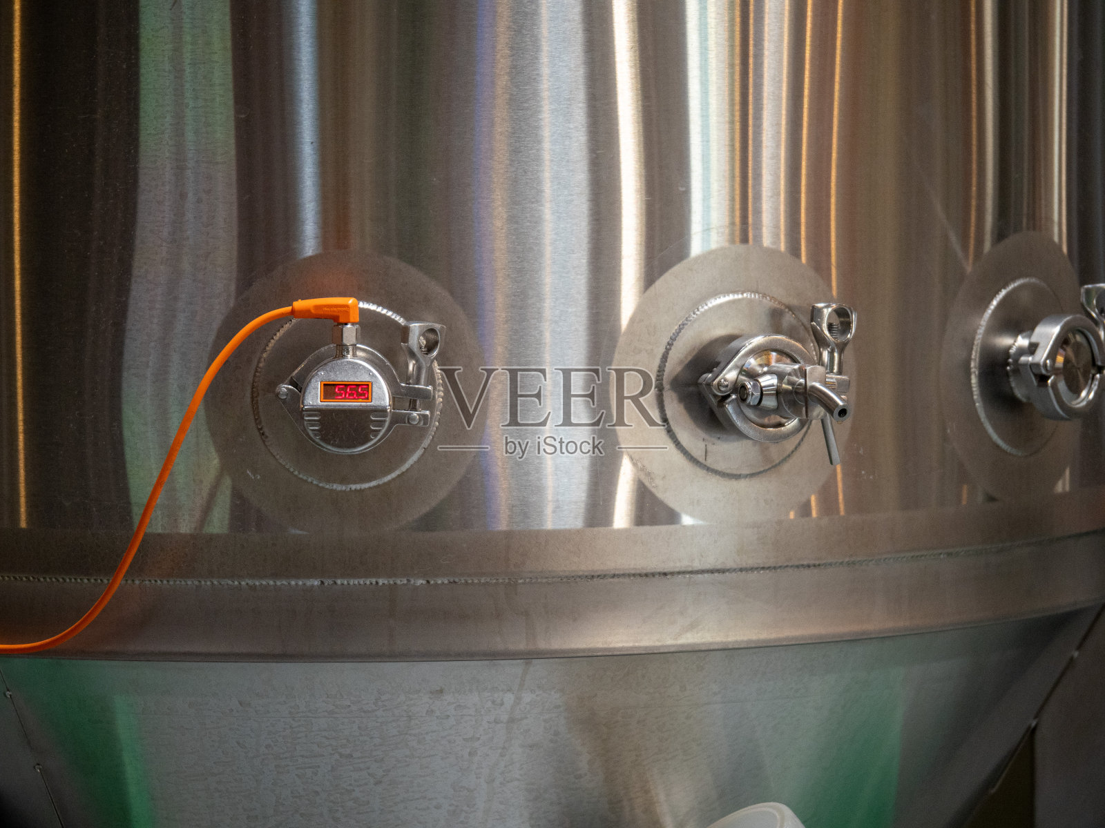 进入啤酒厂大型钢发酵罐的管子照片摄影图片