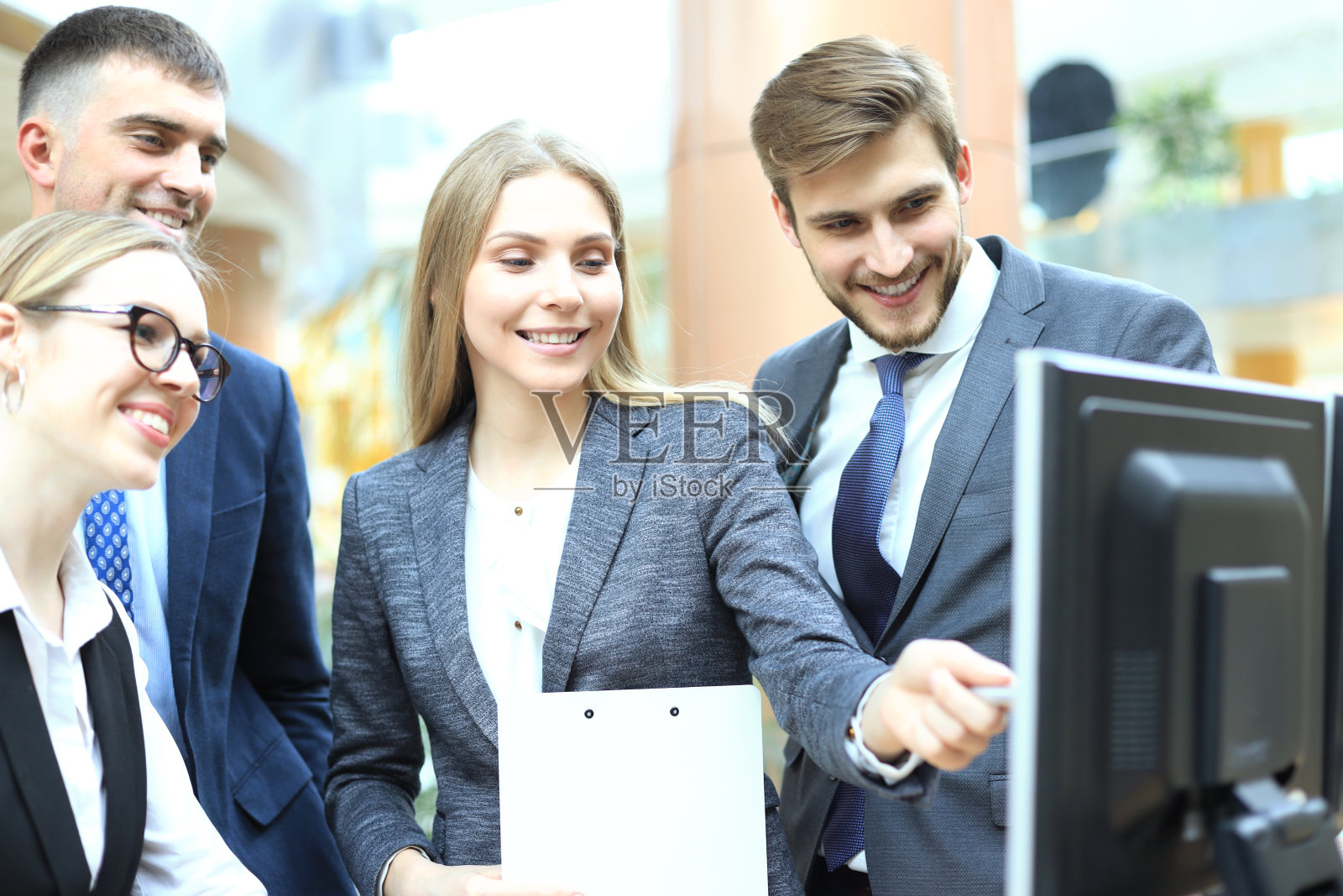 公司团队同事在现代办公室工作。照片摄影图片