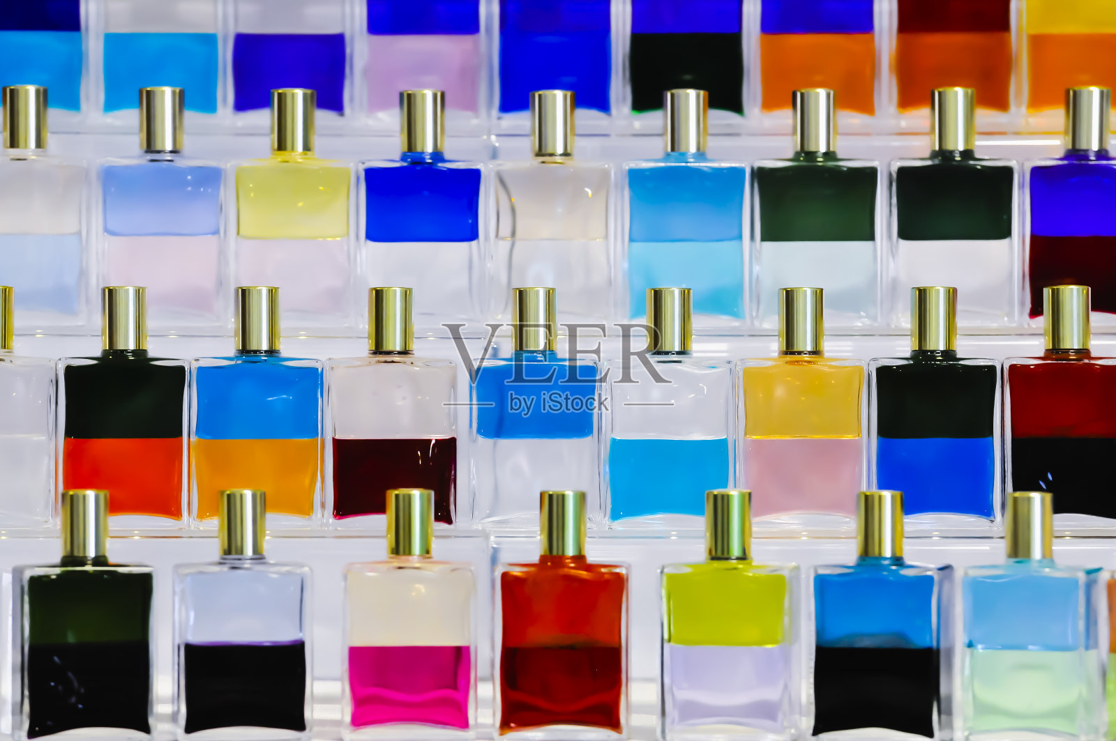 装有两种液体的瓶子用于“色疗”替代药物照片摄影图片