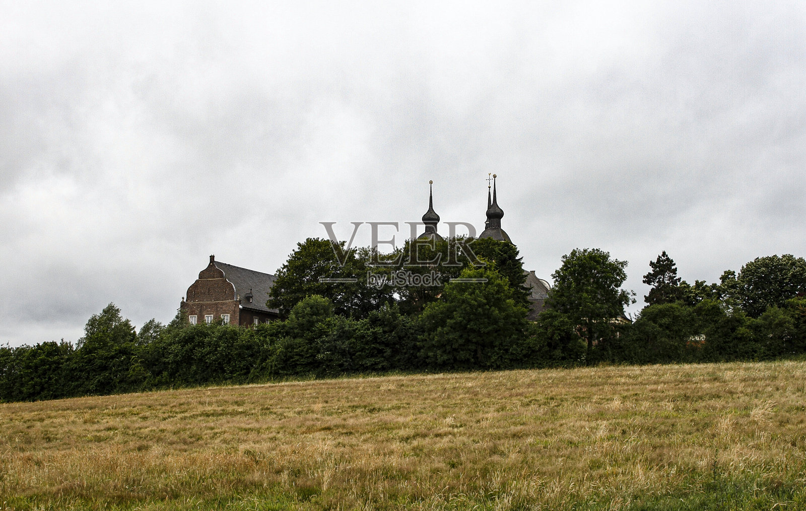古老的德国修道院，有一个奇妙的花园照片摄影图片