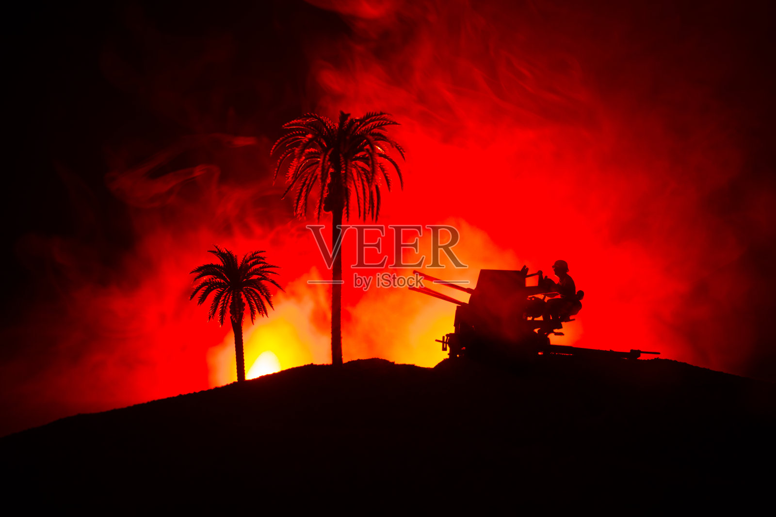 战争的概念。军事剪影战斗场景的战争雾天空背景，照片摄影图片