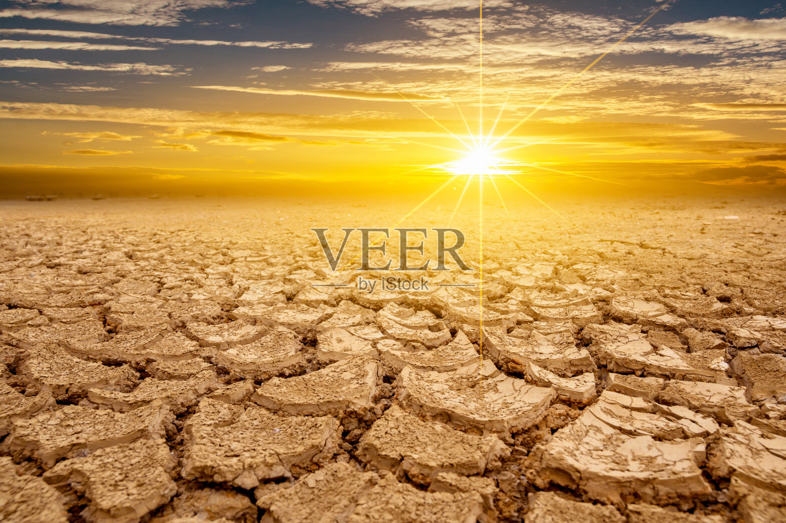 干旱的黏土太阳沙漠全球蠕虫概念裂焦土土壤干旱沙漠景观戏剧性的日落照片摄影图片