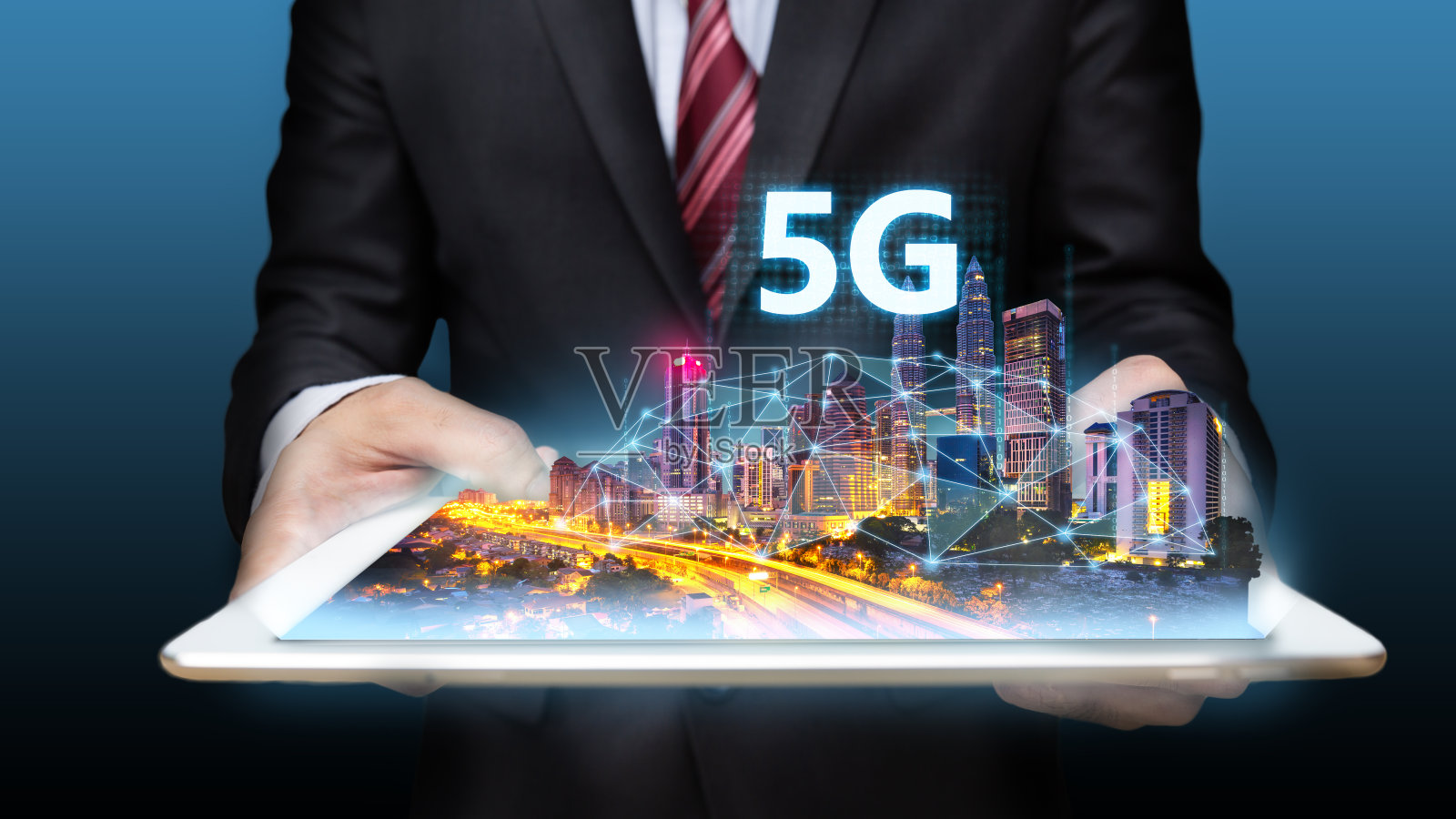 有商人和平板电脑的智慧城市照片摄影图片