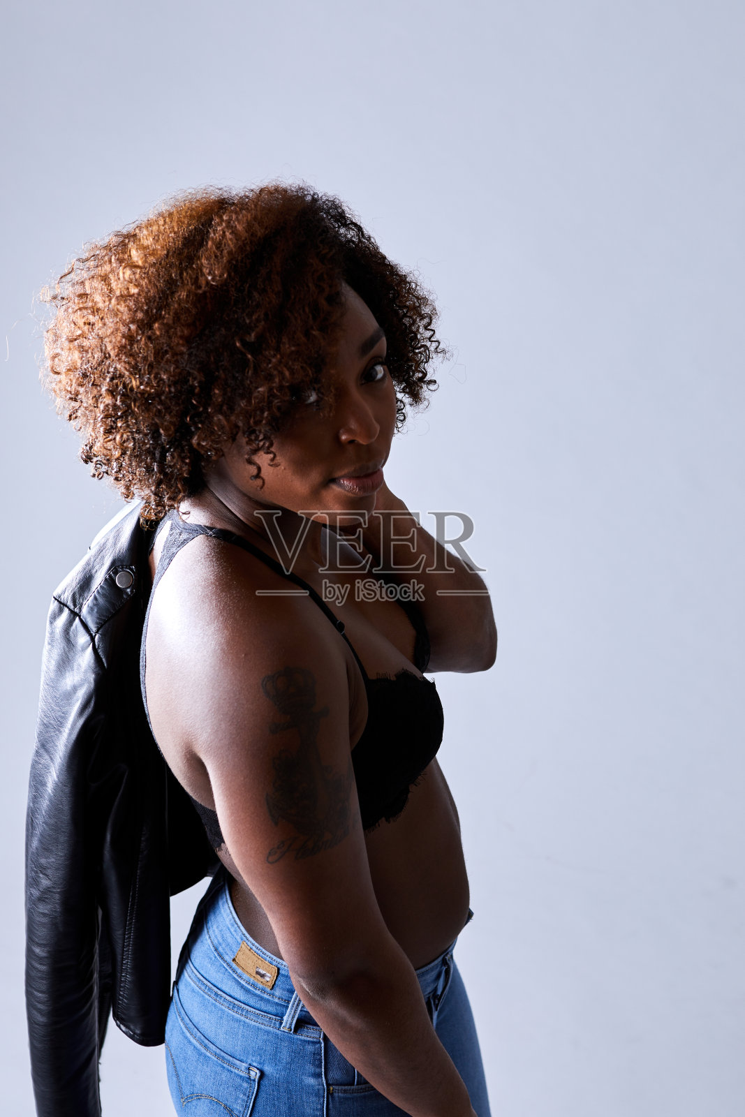 一个黑人妇女的肖像照片摄影图片