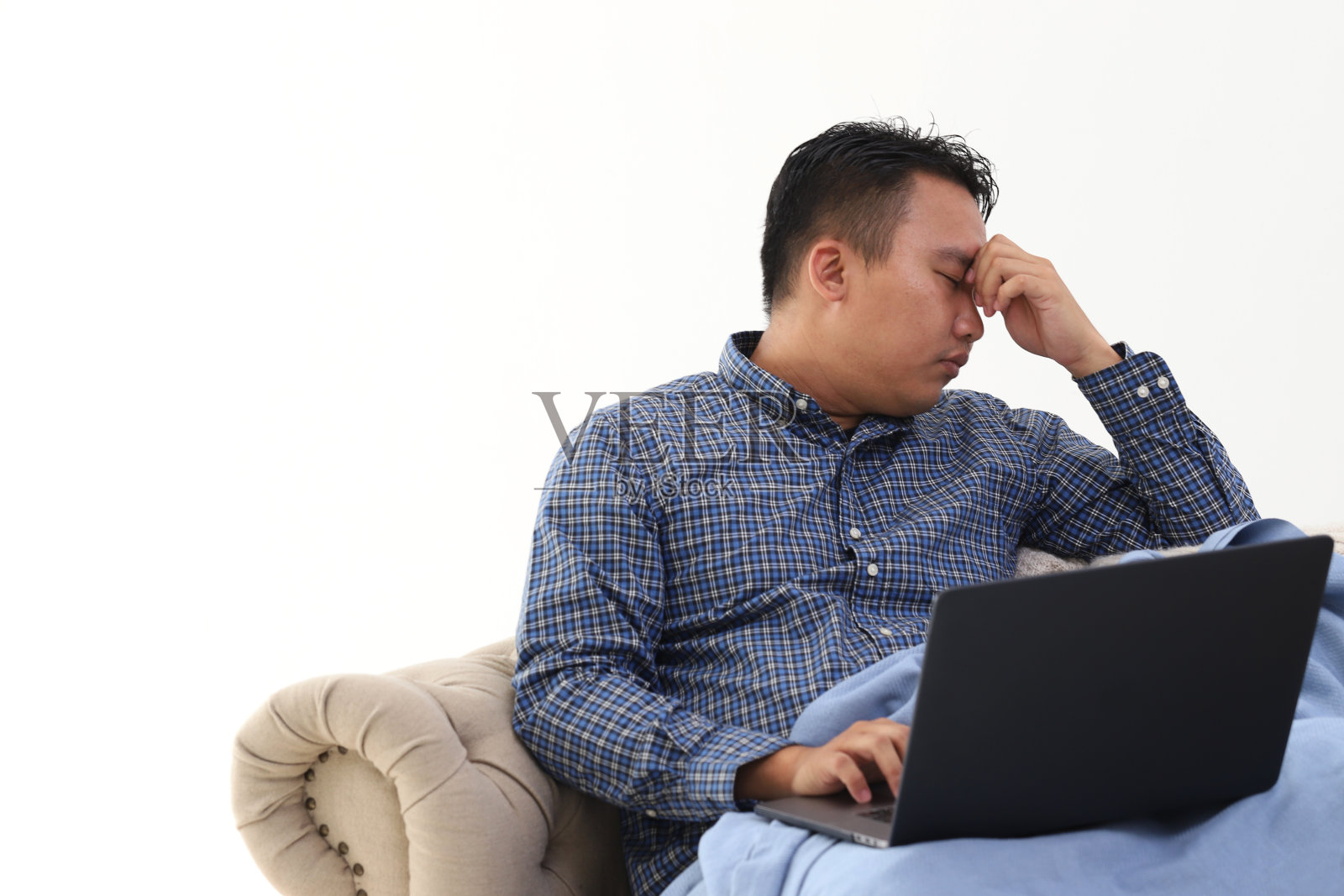 沮丧、心烦意乱的亚洲男子闭着眼睛坐在电脑屏幕前照片摄影图片