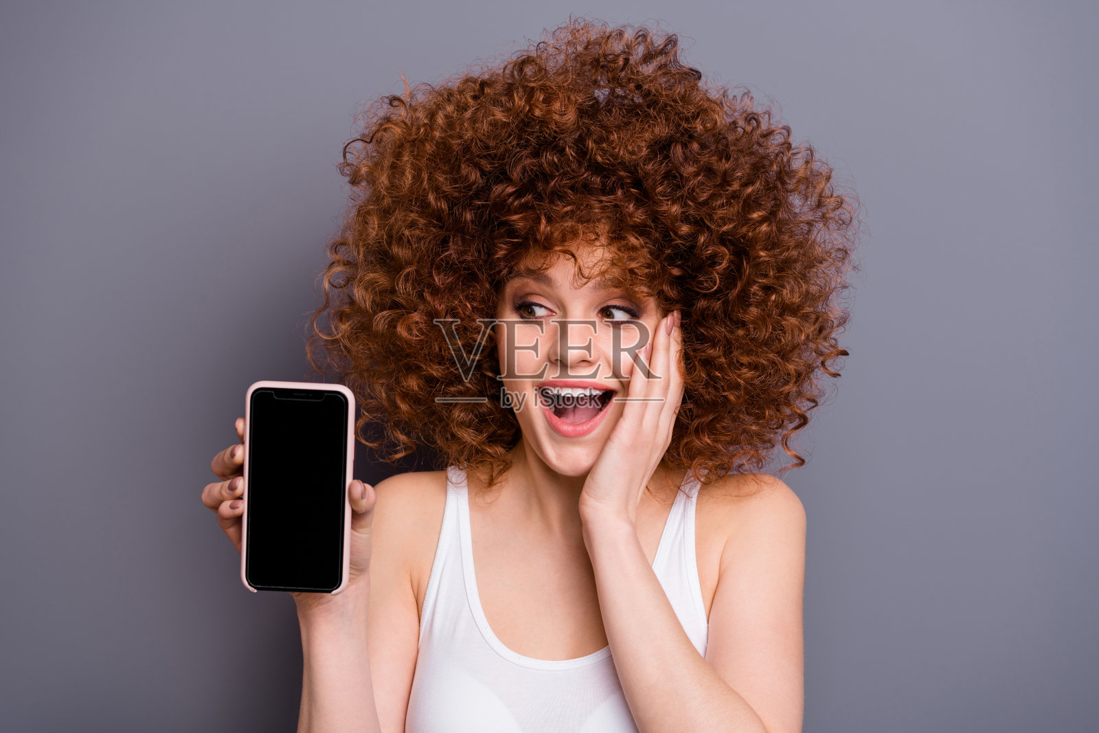 近距离照片狐狸皮女士牵手新电话型号冲击最好的低价穿白色坦克顶部孤立的灰色背景照片摄影图片