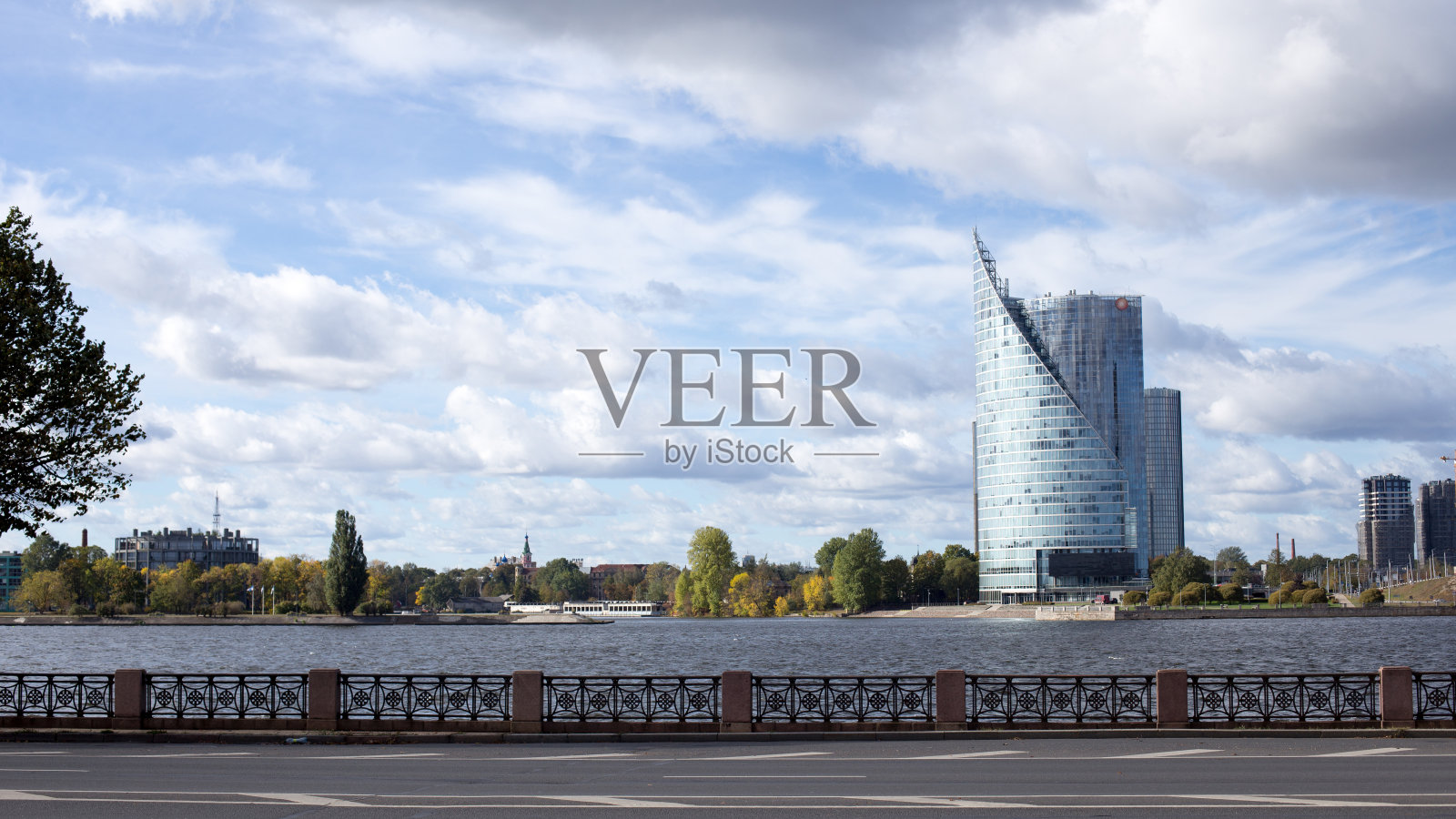 水库附近的建筑物照片摄影图片