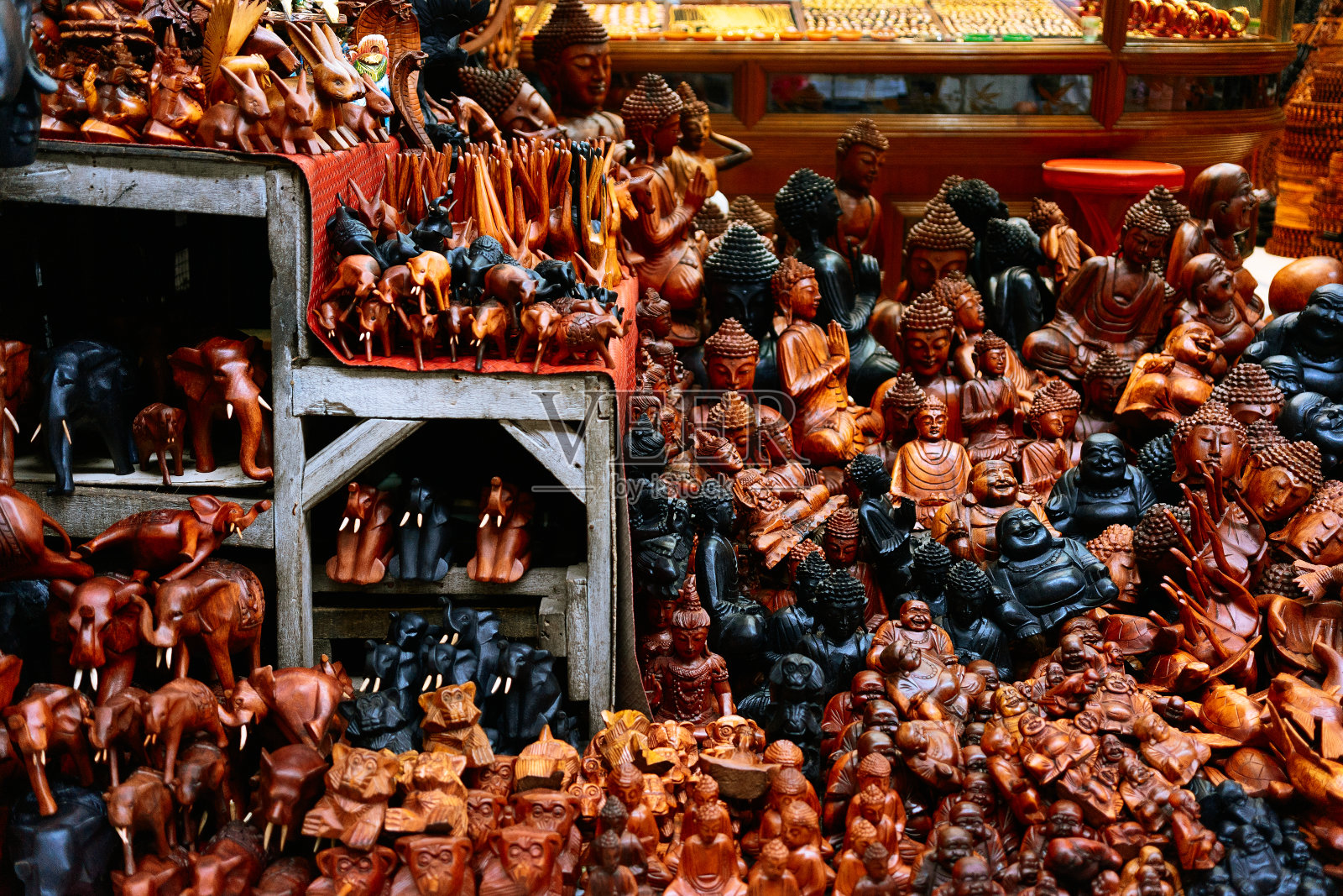 巴厘岛的传统纪念品——不同姿势的木制佛像、大象、兔子。照片摄影图片