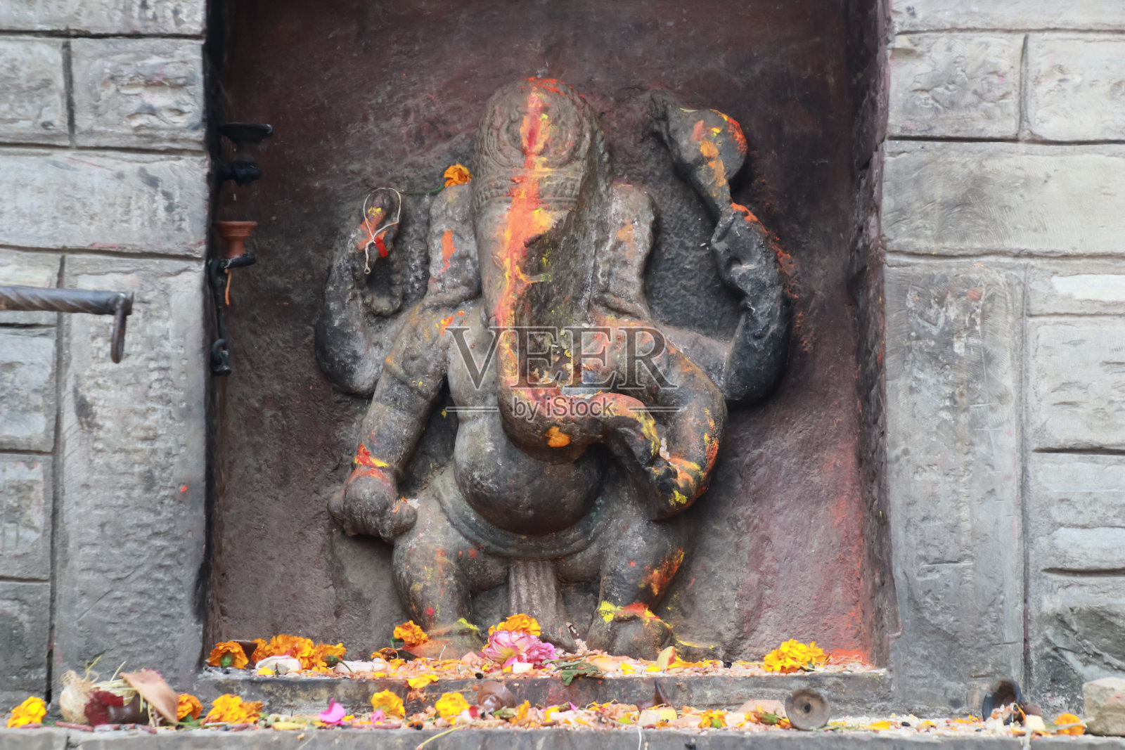 印度教神雕像Swayambhunath是一个古老的宗教建筑在加德满都山谷山顶。Swayambhunath也被称为猴子庙照片摄影图片