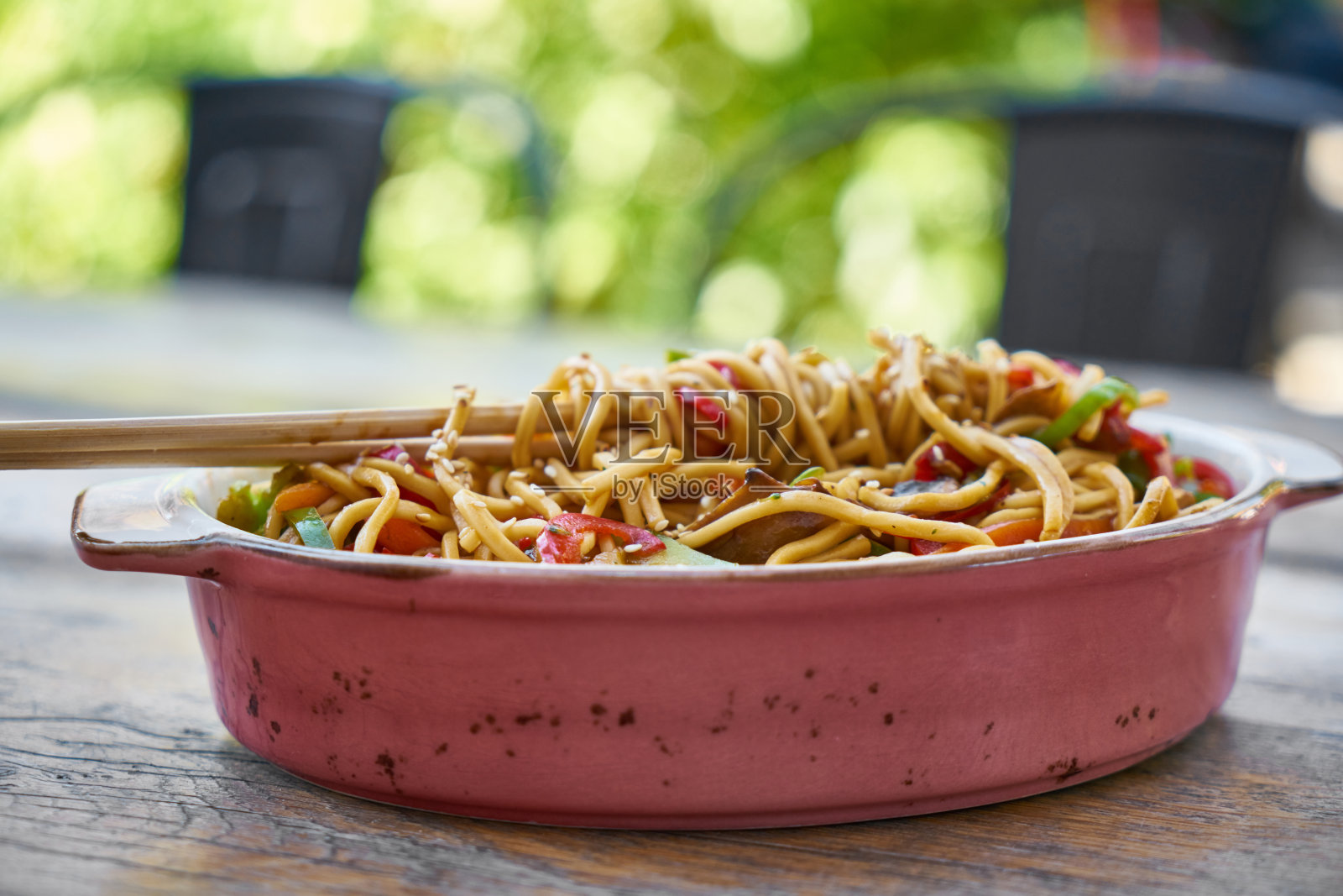 桌上的面条照片摄影图片