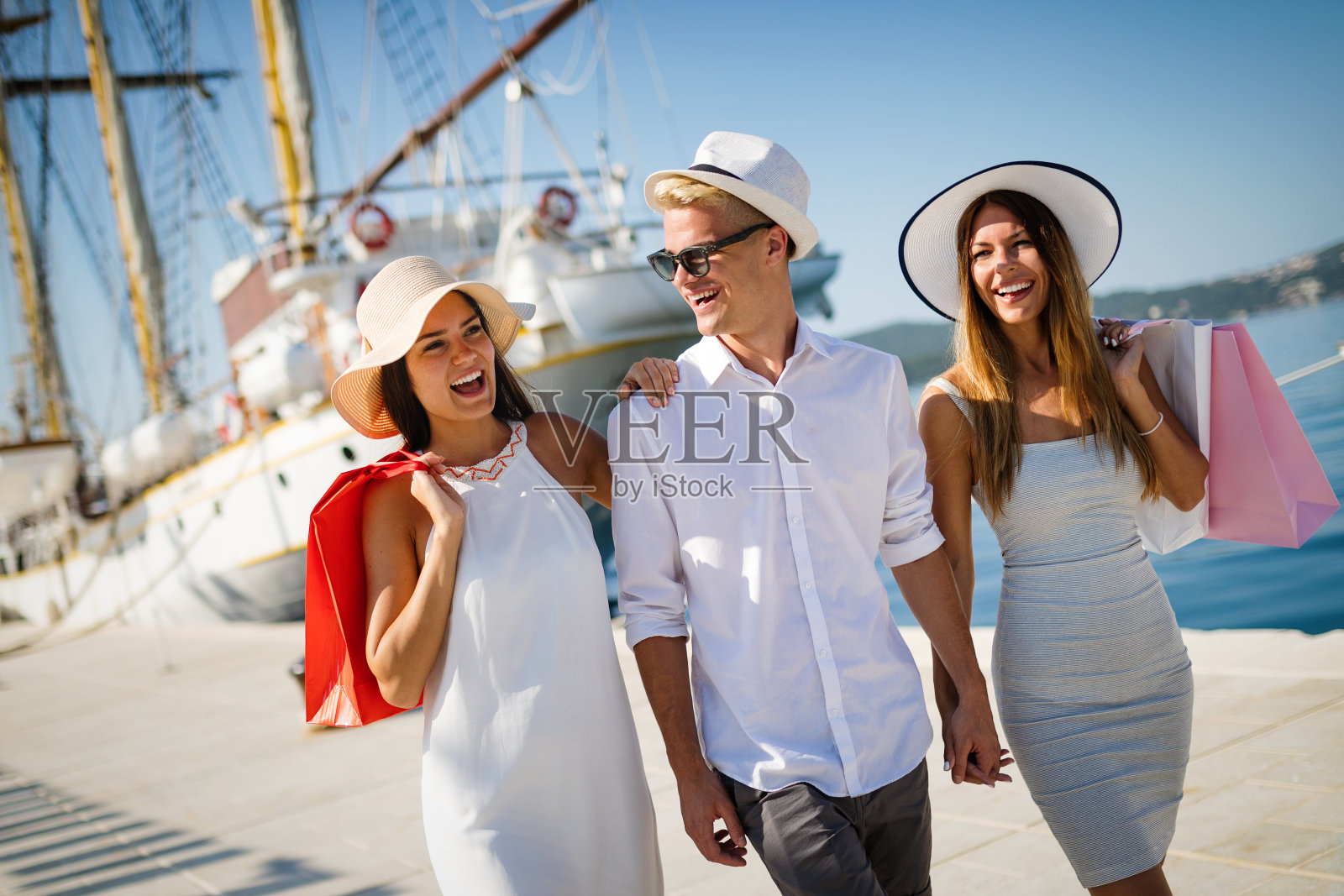 快乐的人们享受和享受一个奢侈的暑假照片摄影图片