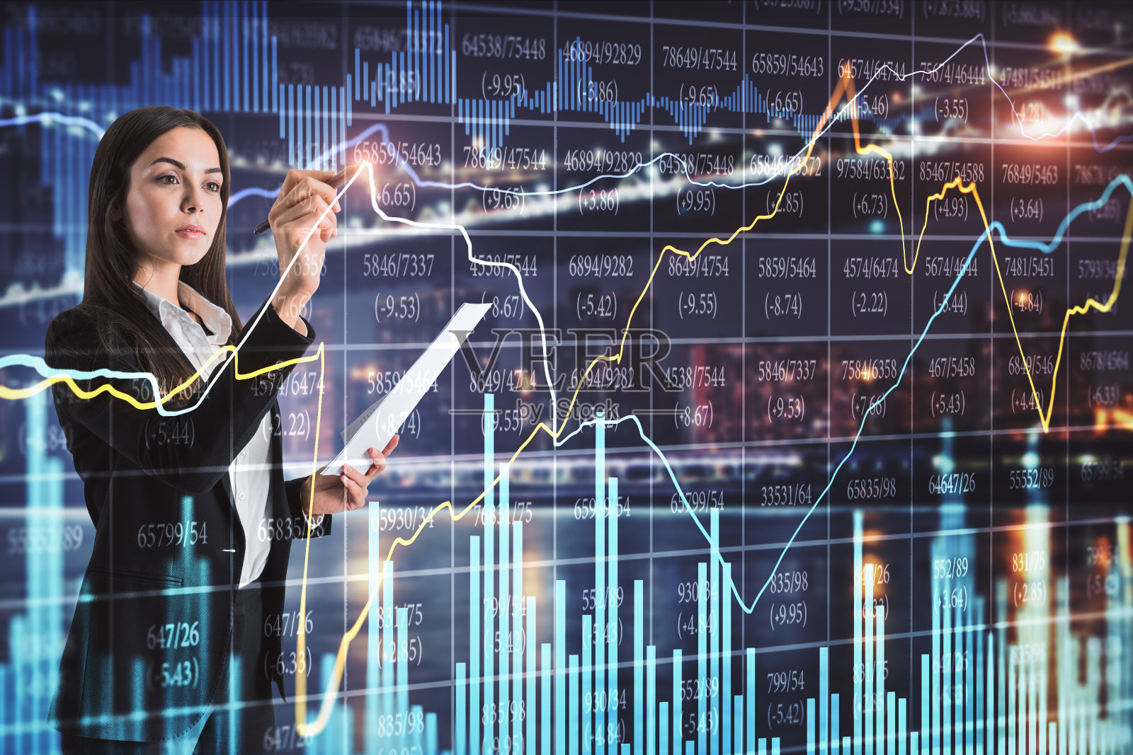 有外汇图表的年轻女商人照片摄影图片