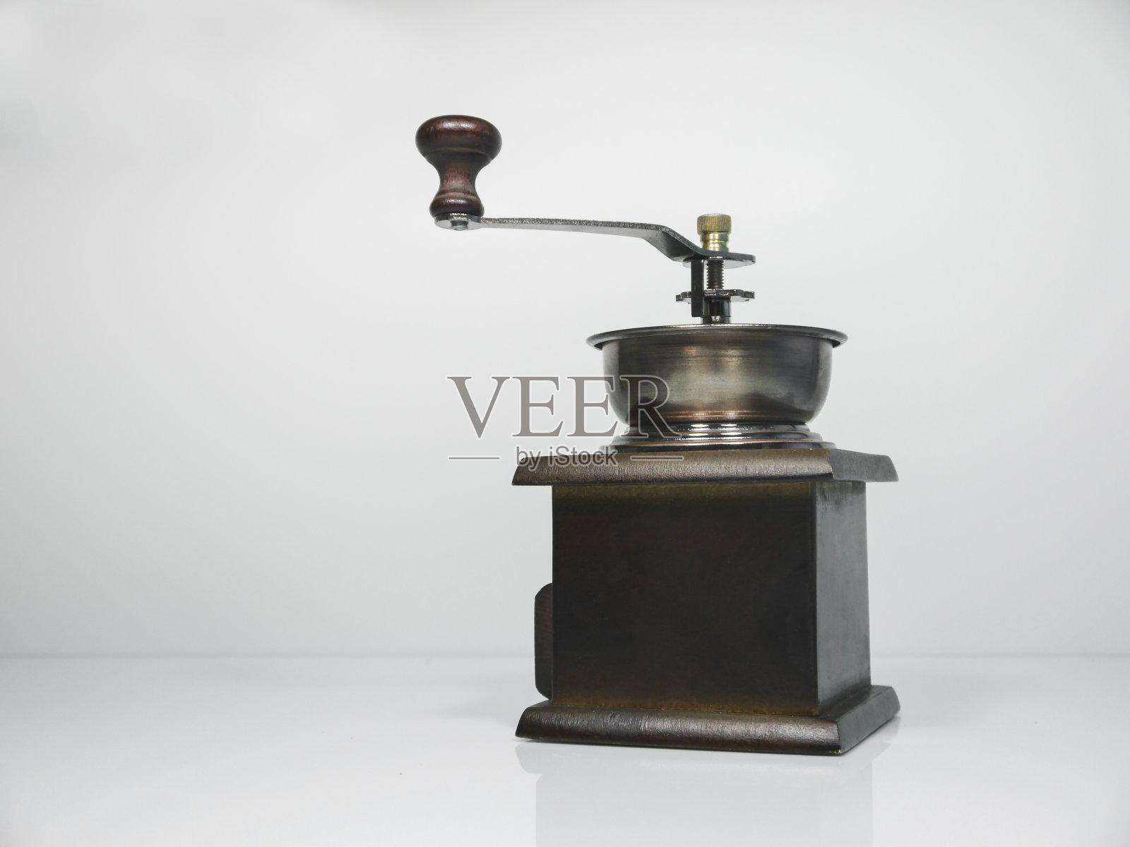 灰色背景上的木制咖啡研磨机照片摄影图片