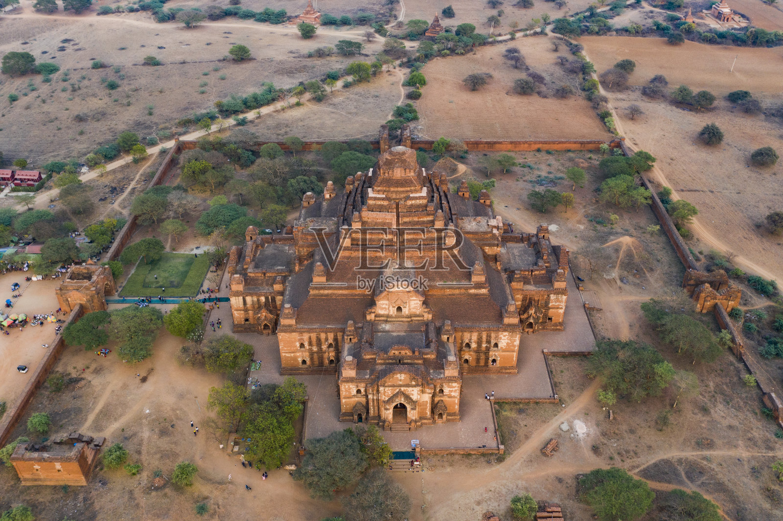 从上面俯瞰，蒲甘考古区内美丽的Dhammayangyi寺庙在日落时分的令人惊叹的鸟瞰图。缅甸蒲甘,。照片摄影图片