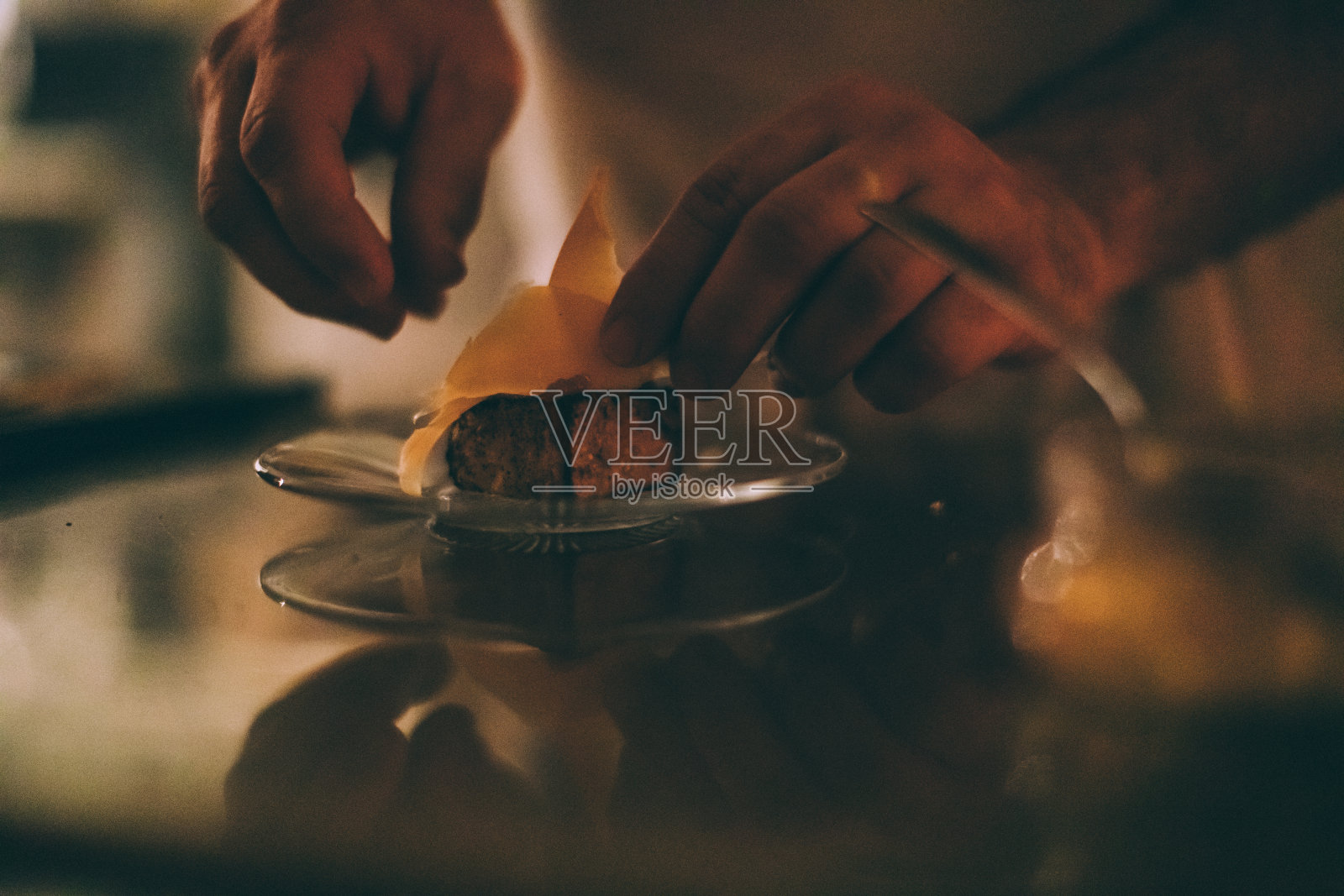 厨师在工作，准备一盘面包和奶酪照片摄影图片