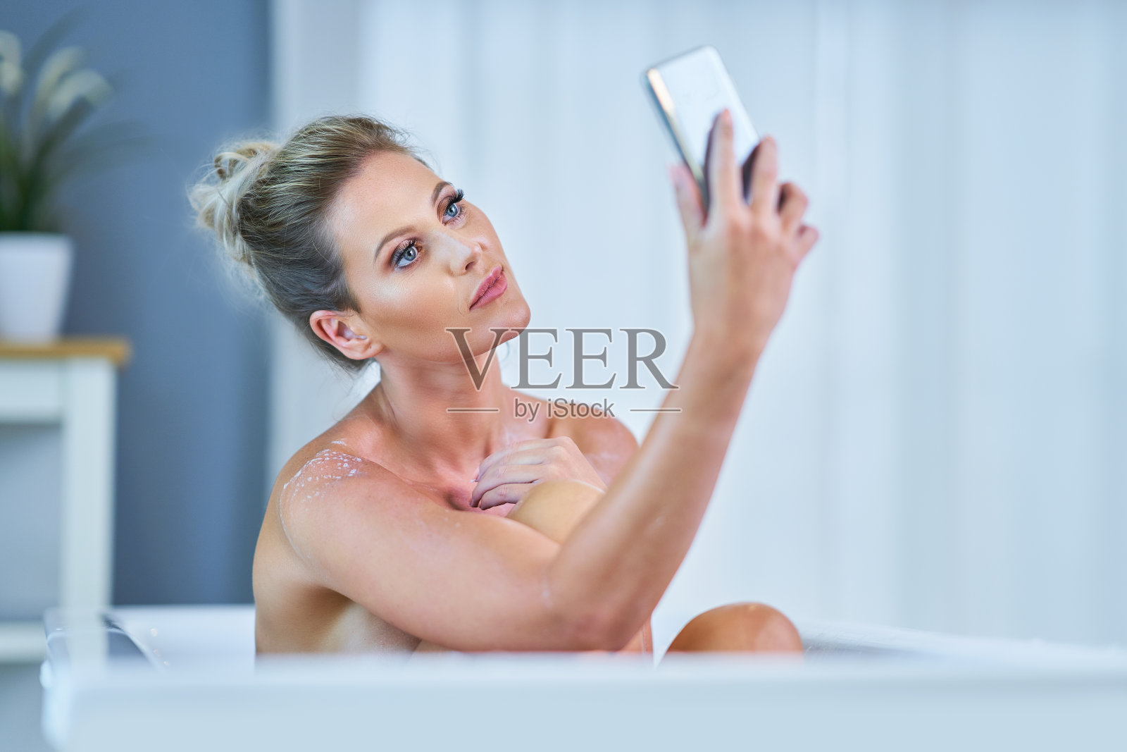 一个年轻女人在浴缸里放松的特写肖像照片摄影图片