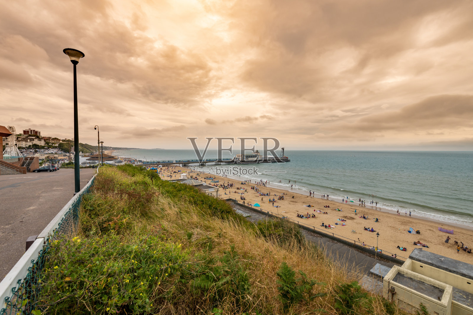 伯恩茅斯码头和海滩上空戏剧性的天空照片摄影图片