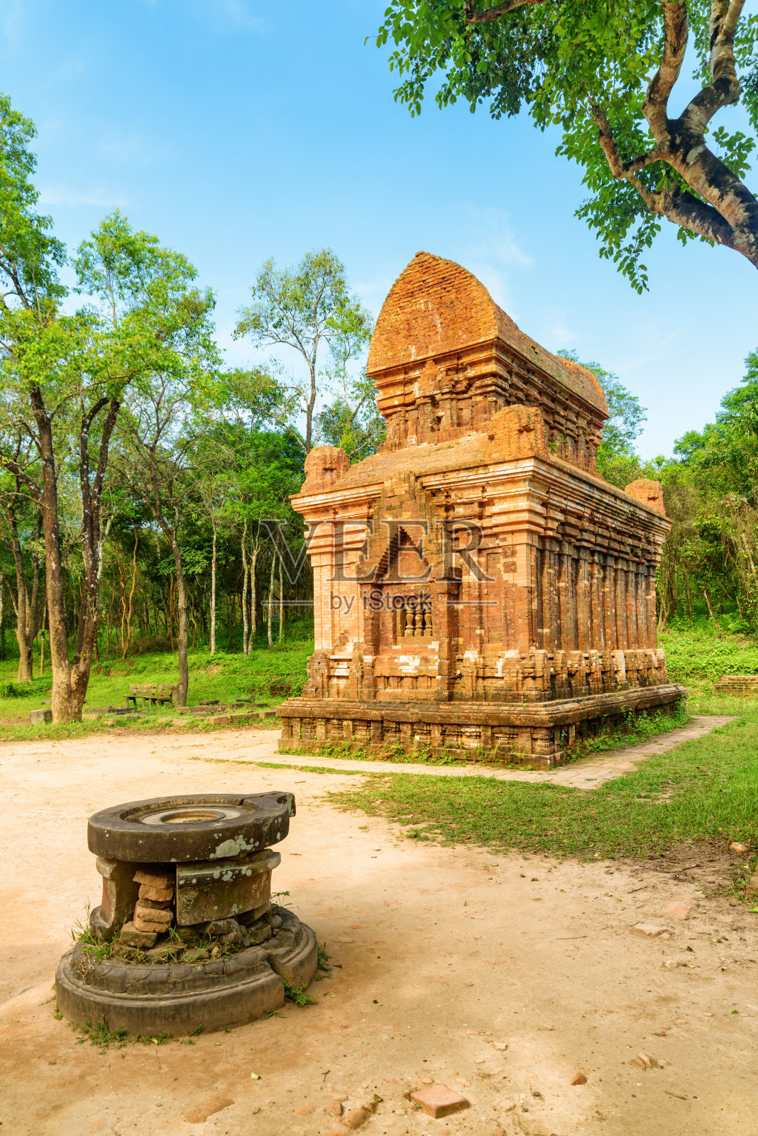 看红砖庙和石头女阴，美山圣地照片摄影图片