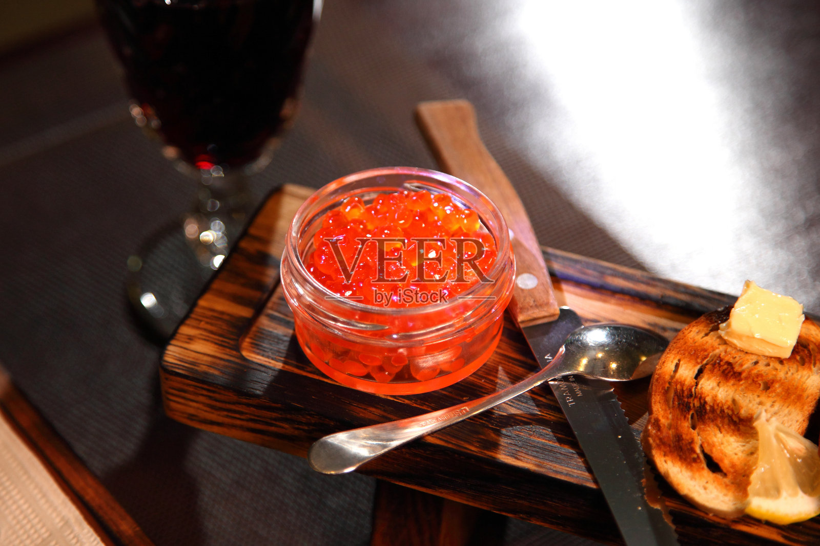 三文鱼鱼子酱的开胃菜。三明治配红鱼子酱和红酒。照片摄影图片