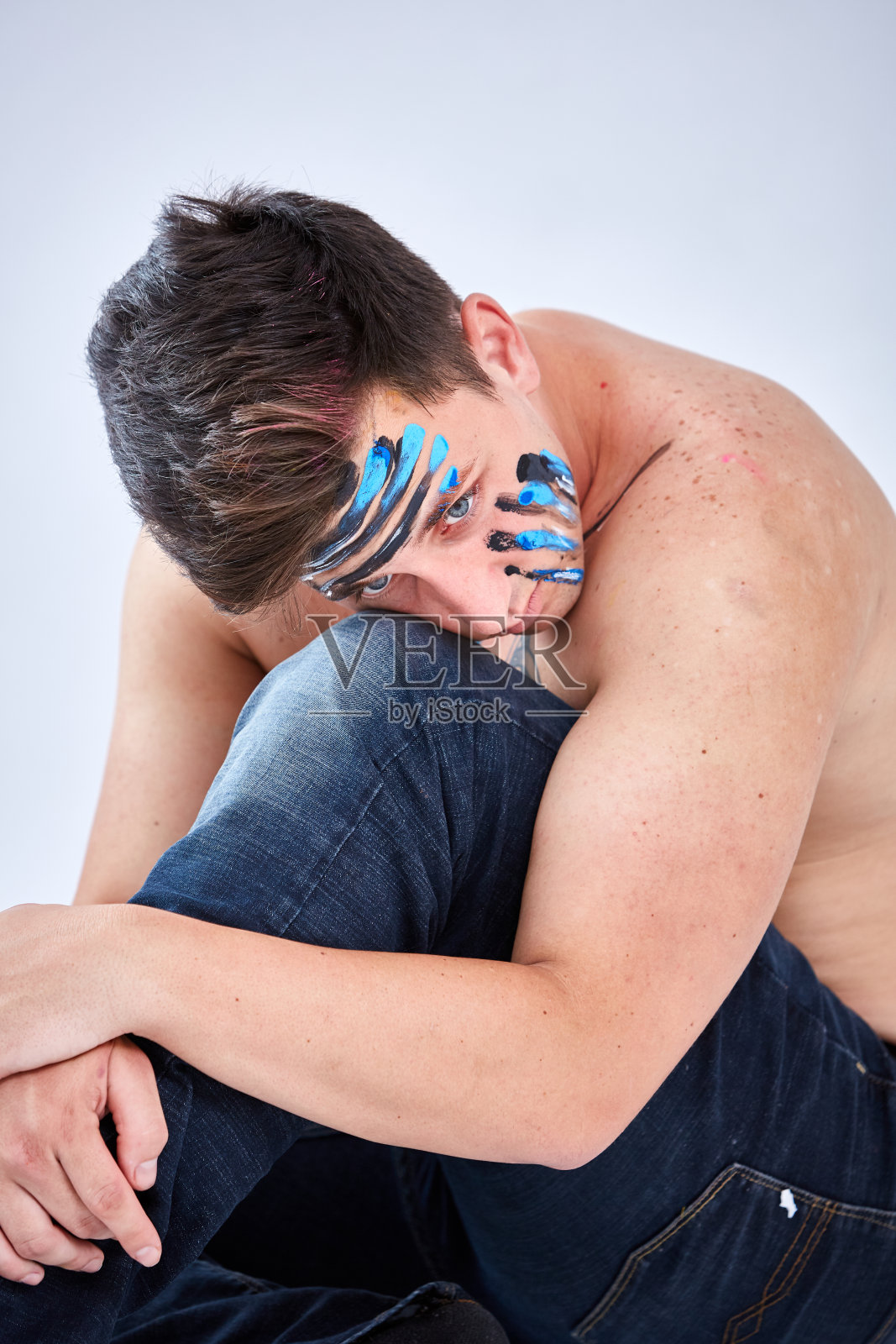 做脸部彩绘的人照片摄影图片