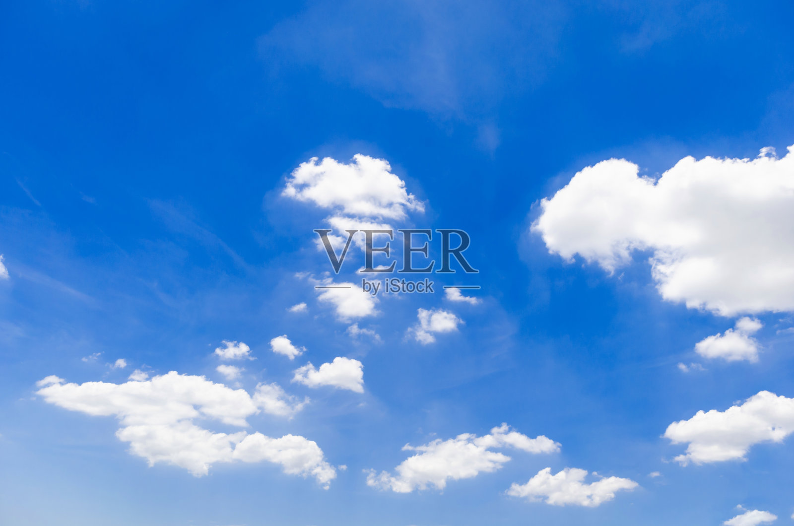 以美丽的云彩和蓝天为背景的宁静。照片摄影图片