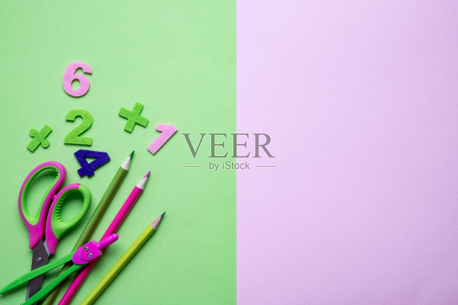 用浅绿色的纸为背景涂上不同的学校用品。回到学校的概念。平铺，俯视图，拷贝空间照片摄影图片