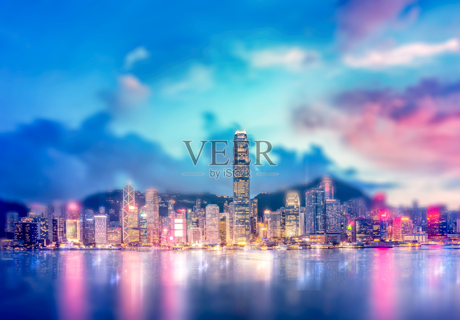 摘要以香港城市夜景为背景的散景光;双重曝光照片摄影图片