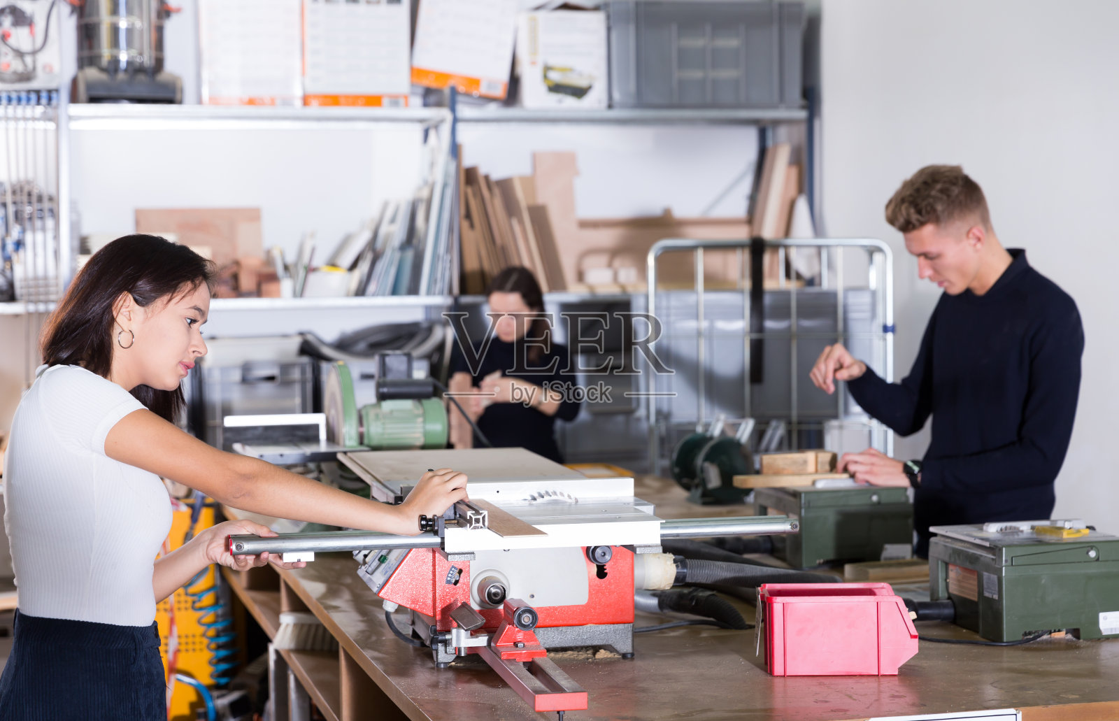 年轻建筑师创建建筑模型照片摄影图片