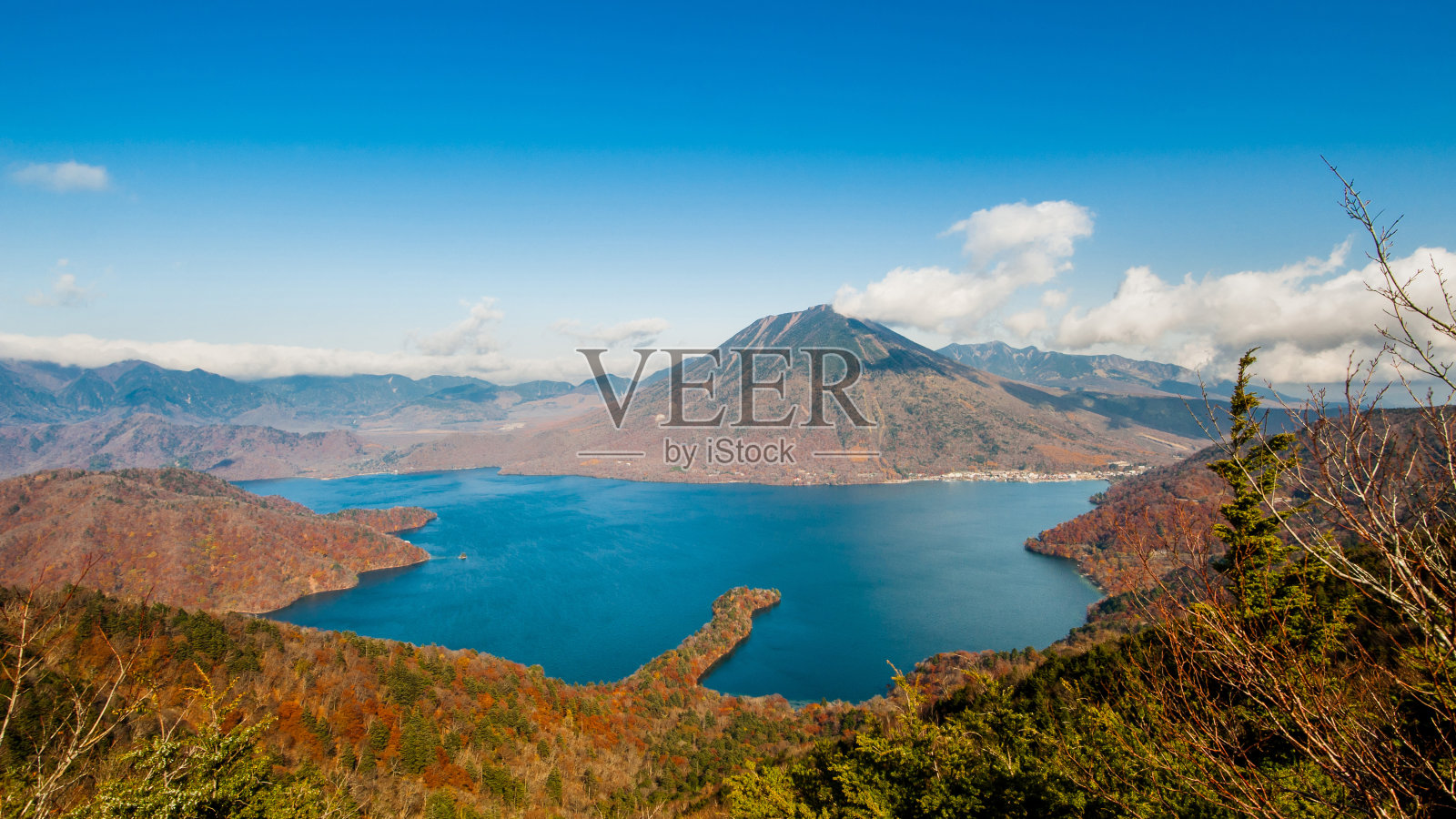 航拍日本枥木县日光市秋日美景的南台山和中禅寺湖照片摄影图片