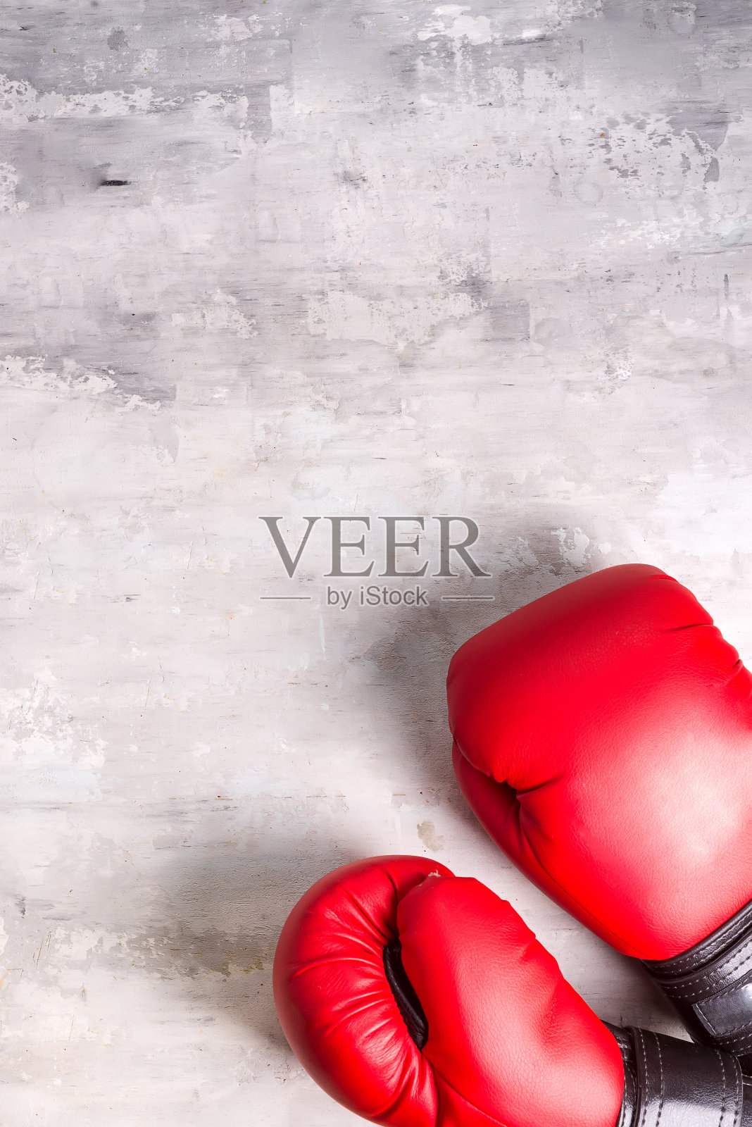 一双灰色背景的红色拳击手套，照片摄影图片