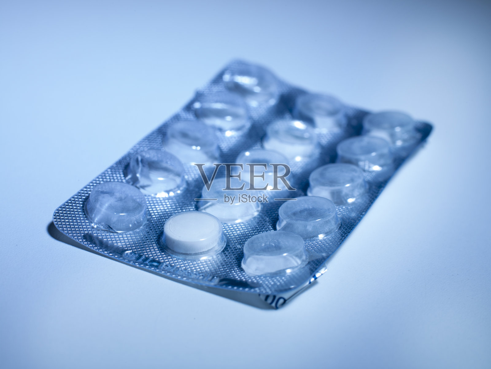 一堆白色的药片塑料包装药丸照片摄影图片