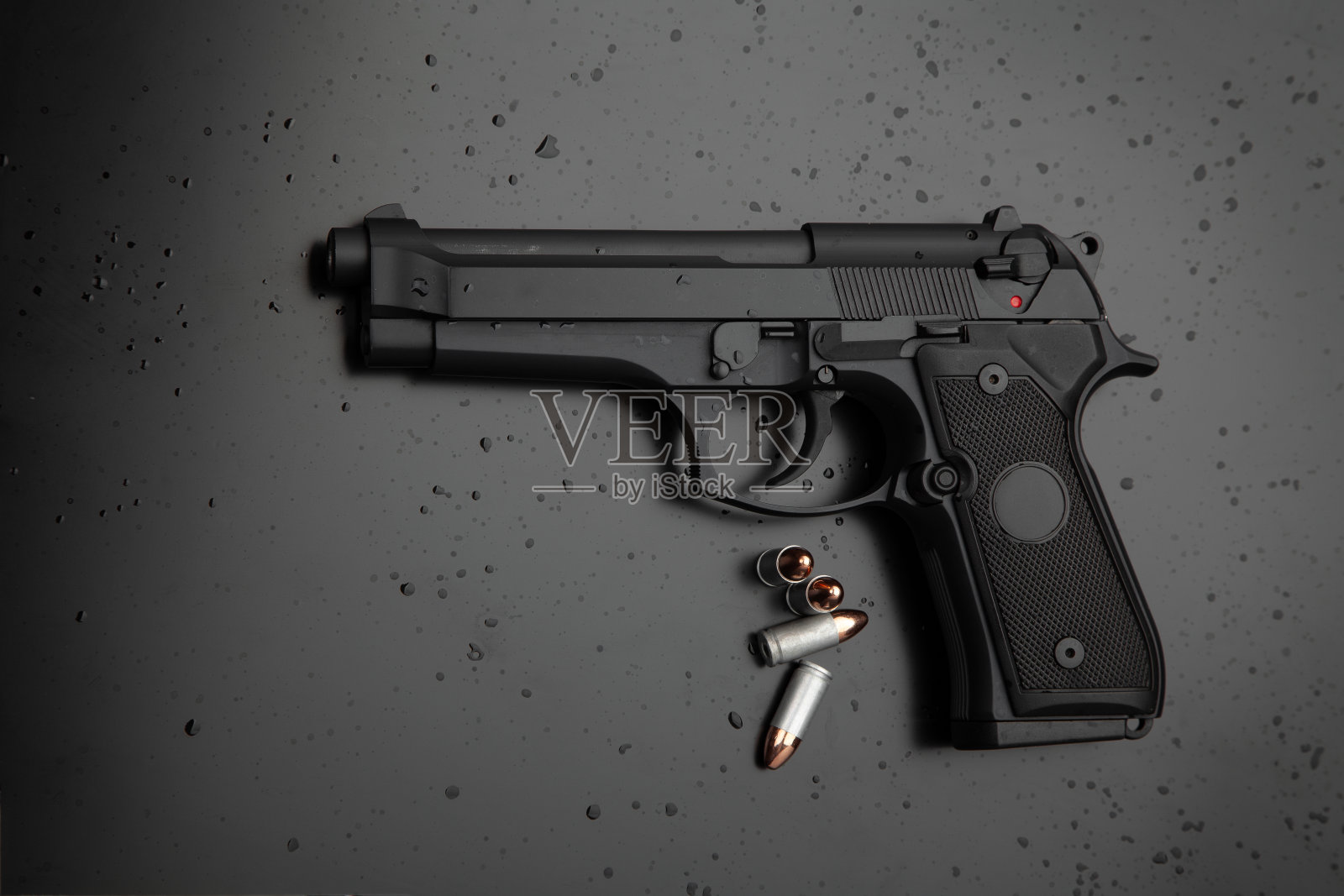 黑色背景上的现代黑色枪。手枪照片摄影图片