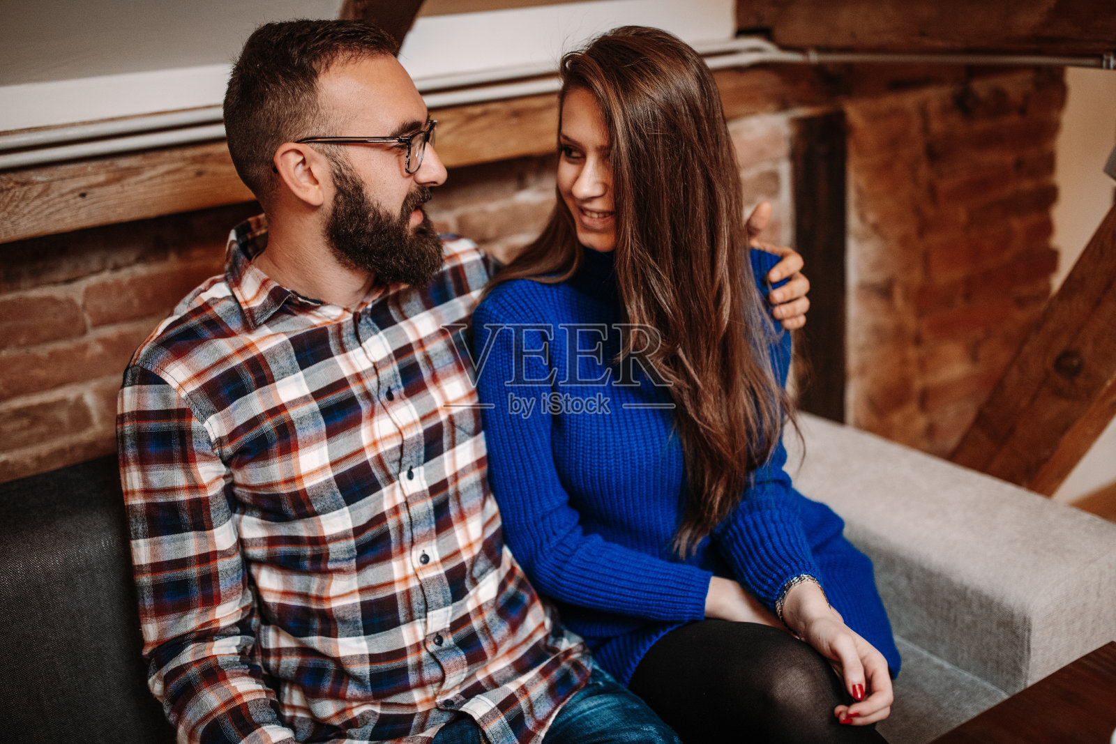 年轻夫妇在咖啡馆照片摄影图片