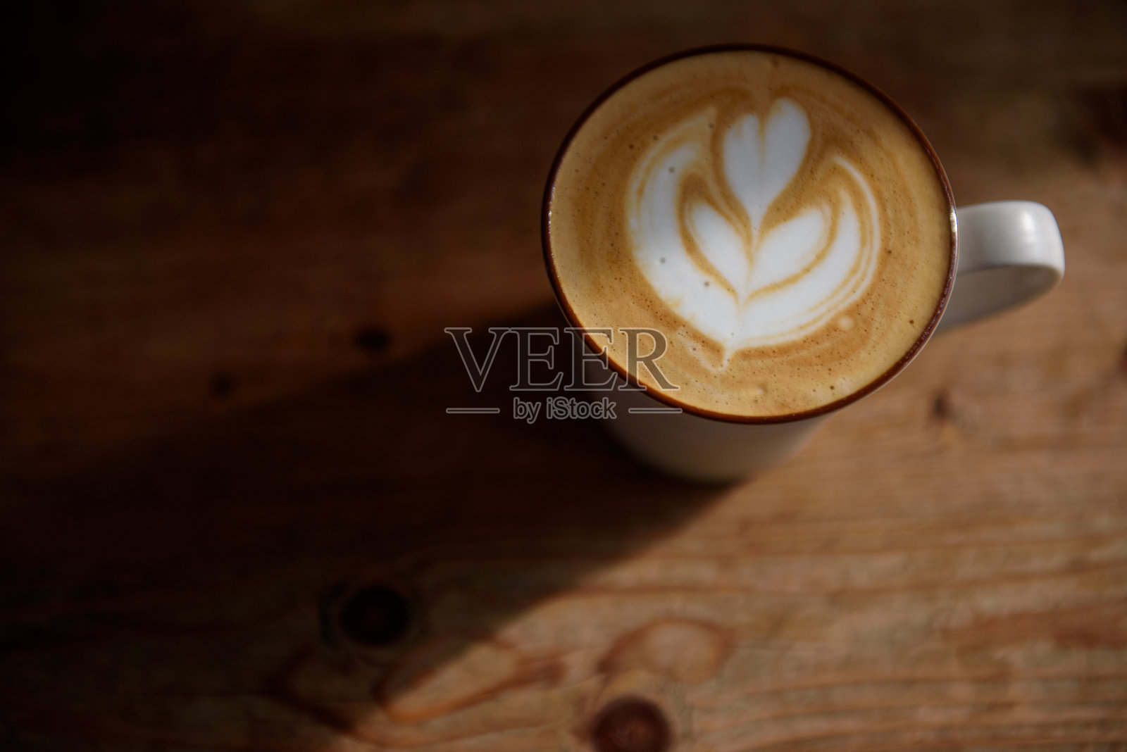 秋日清晨的心形泡沫艺术照片摄影图片