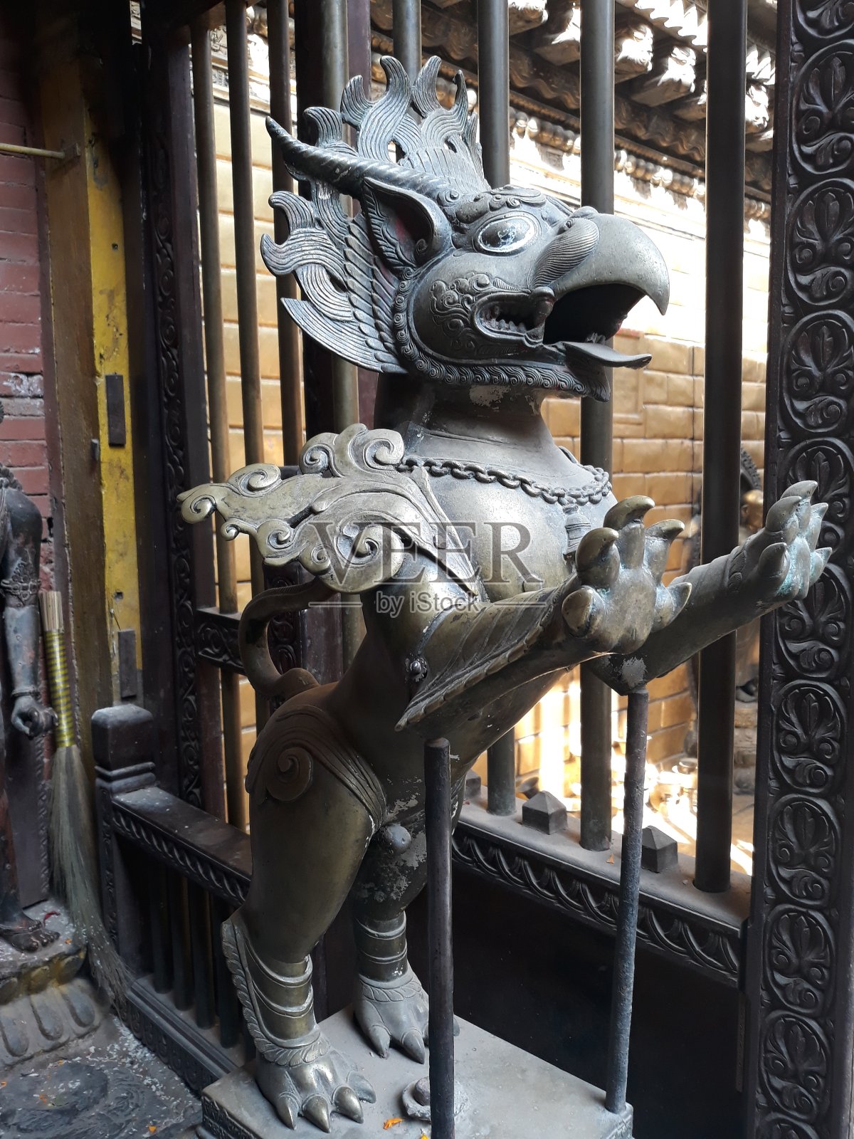 尼泊尔帕坦杜巴广场上的金庙照片摄影图片