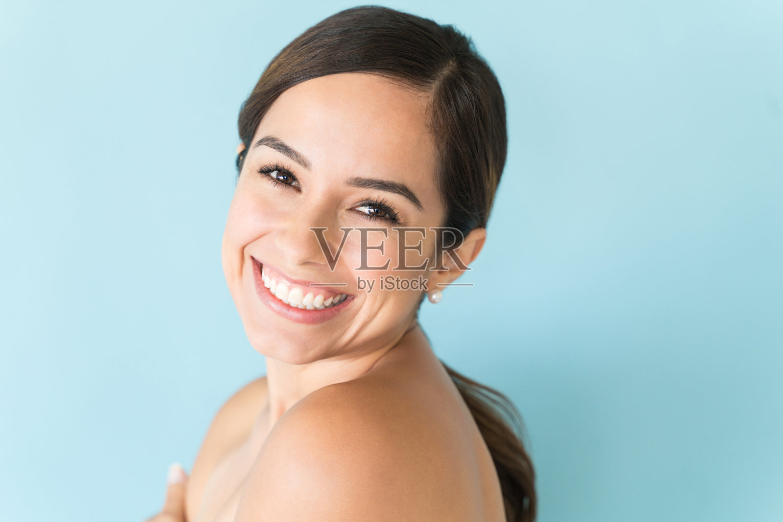 白人美丽的女性在孤立的背景照片摄影图片