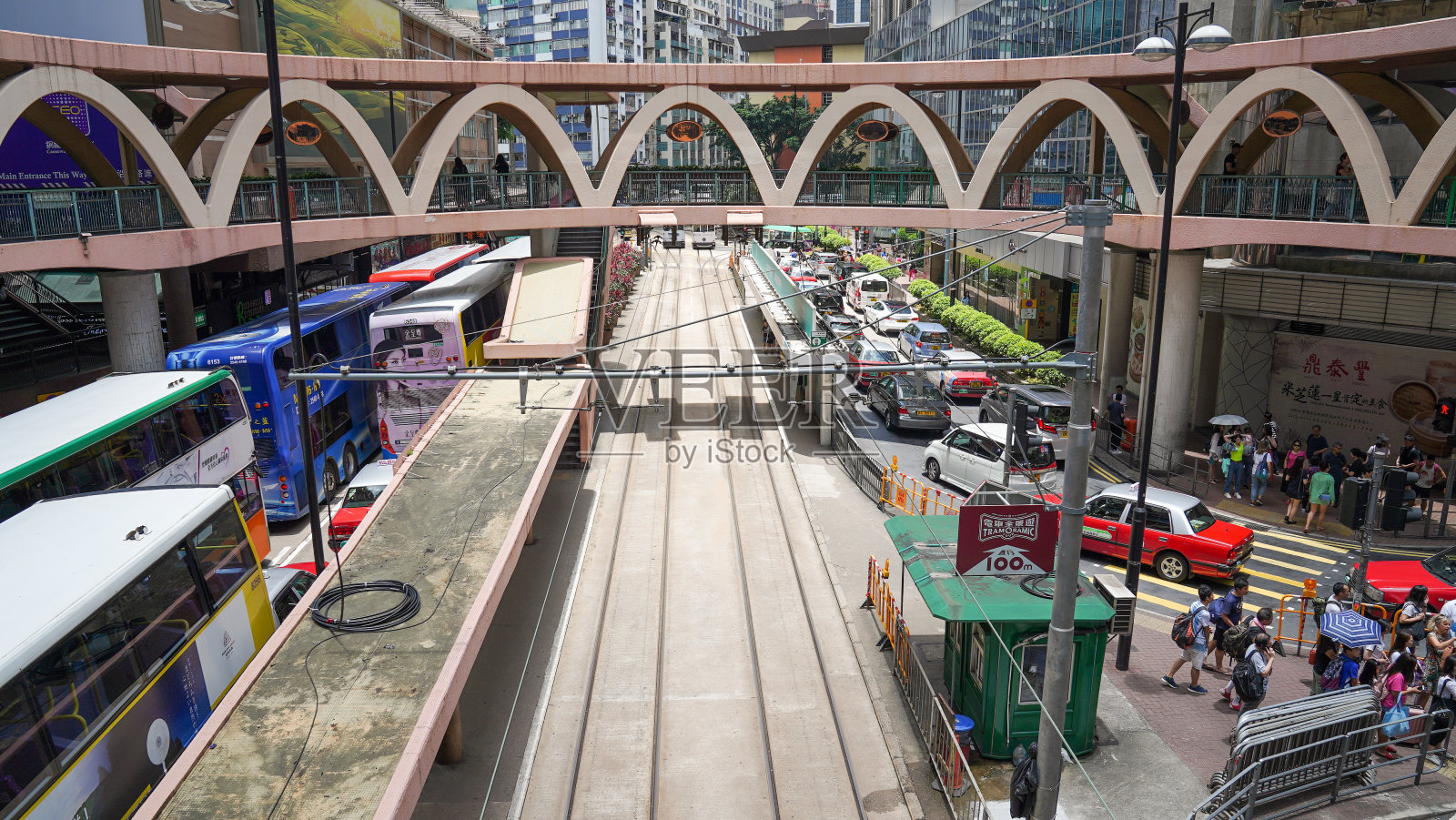 人们走过铜锣湾轩尼诗道，在中环道购物，在香港的法玛斯广场乘电车和火车旅行照片摄影图片